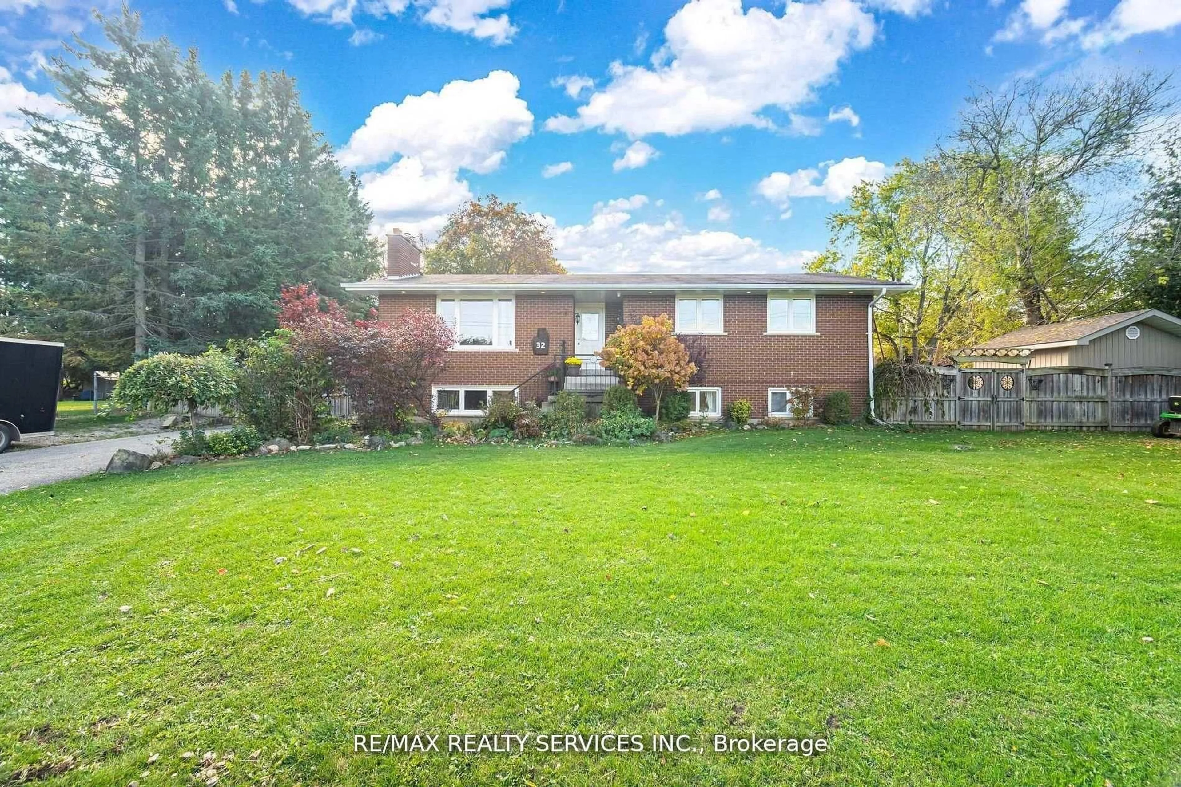 A pic from outside/outdoor area/front of a property/back of a property/a pic from drone, unknown for 32 Caledon St, Caledon Ontario L7K 0E2