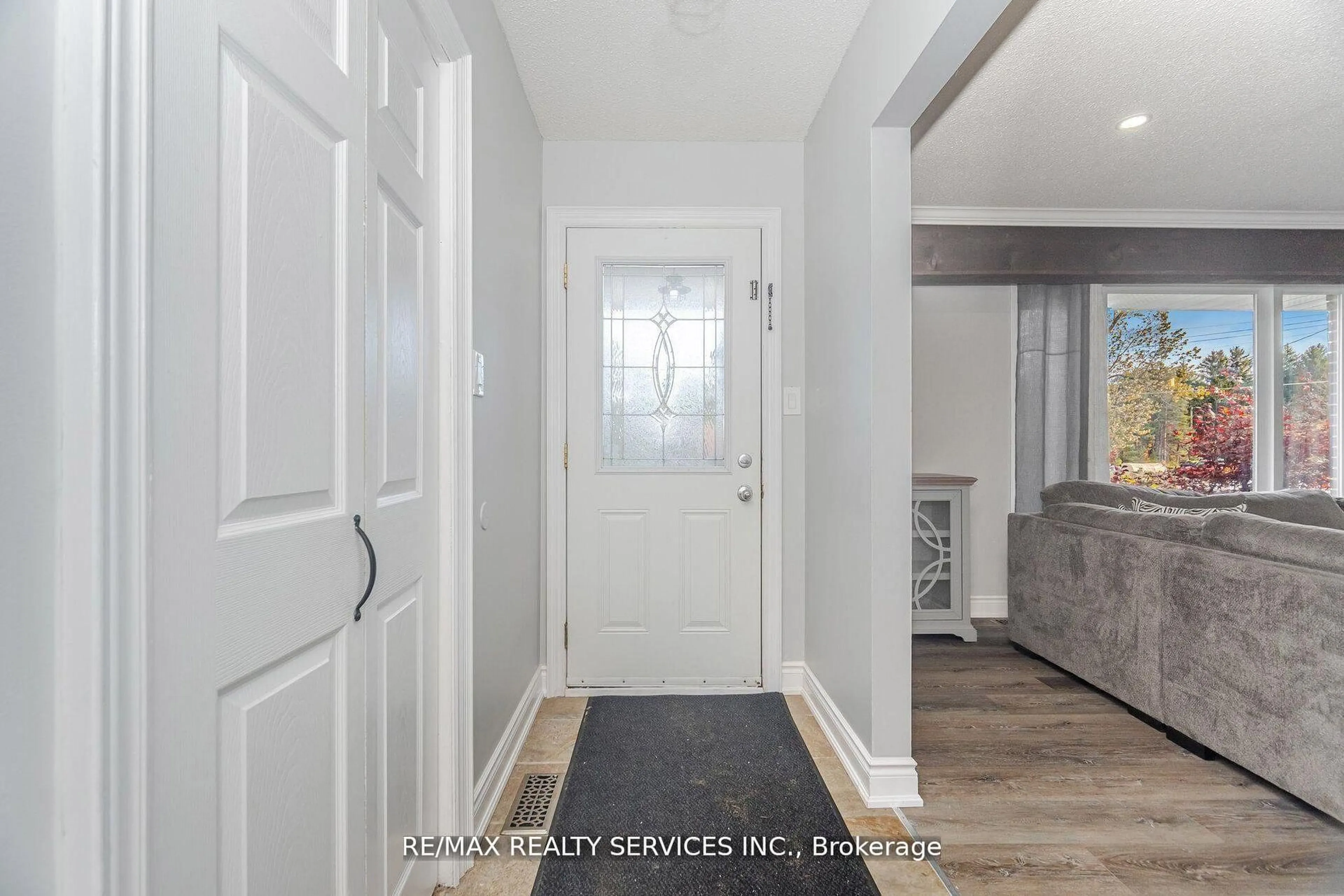 Indoor entryway for 32 Caledon St, Caledon Ontario L7K 0E2