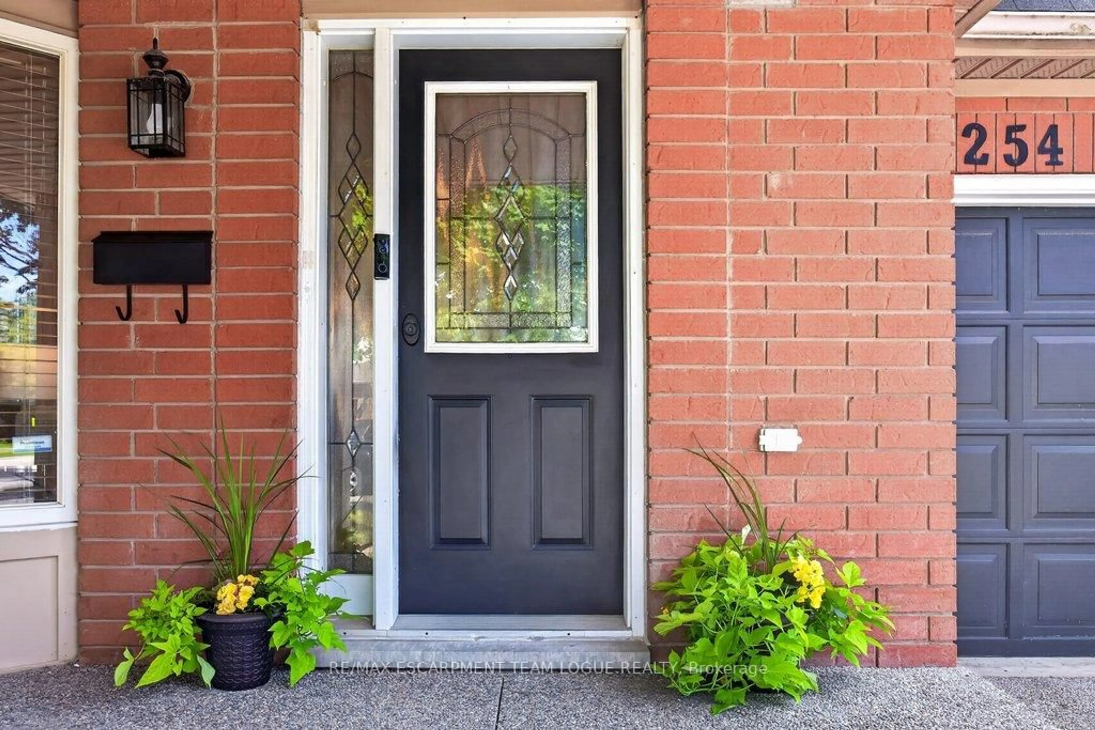 Indoor entryway for 2254 Pathfinder Dr, Burlington Ontario L7L 6L6