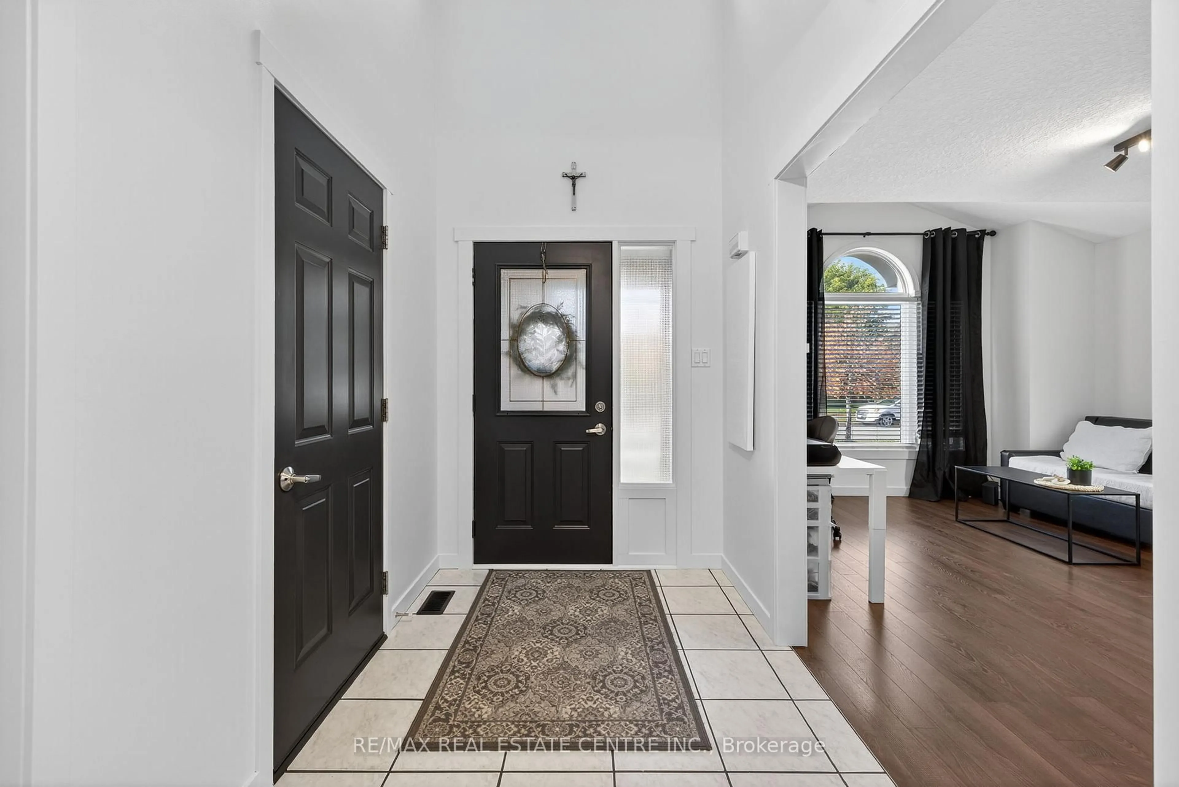 Indoor entryway for 103 Hunter Rd, Orangeville Ontario L9W 5C2