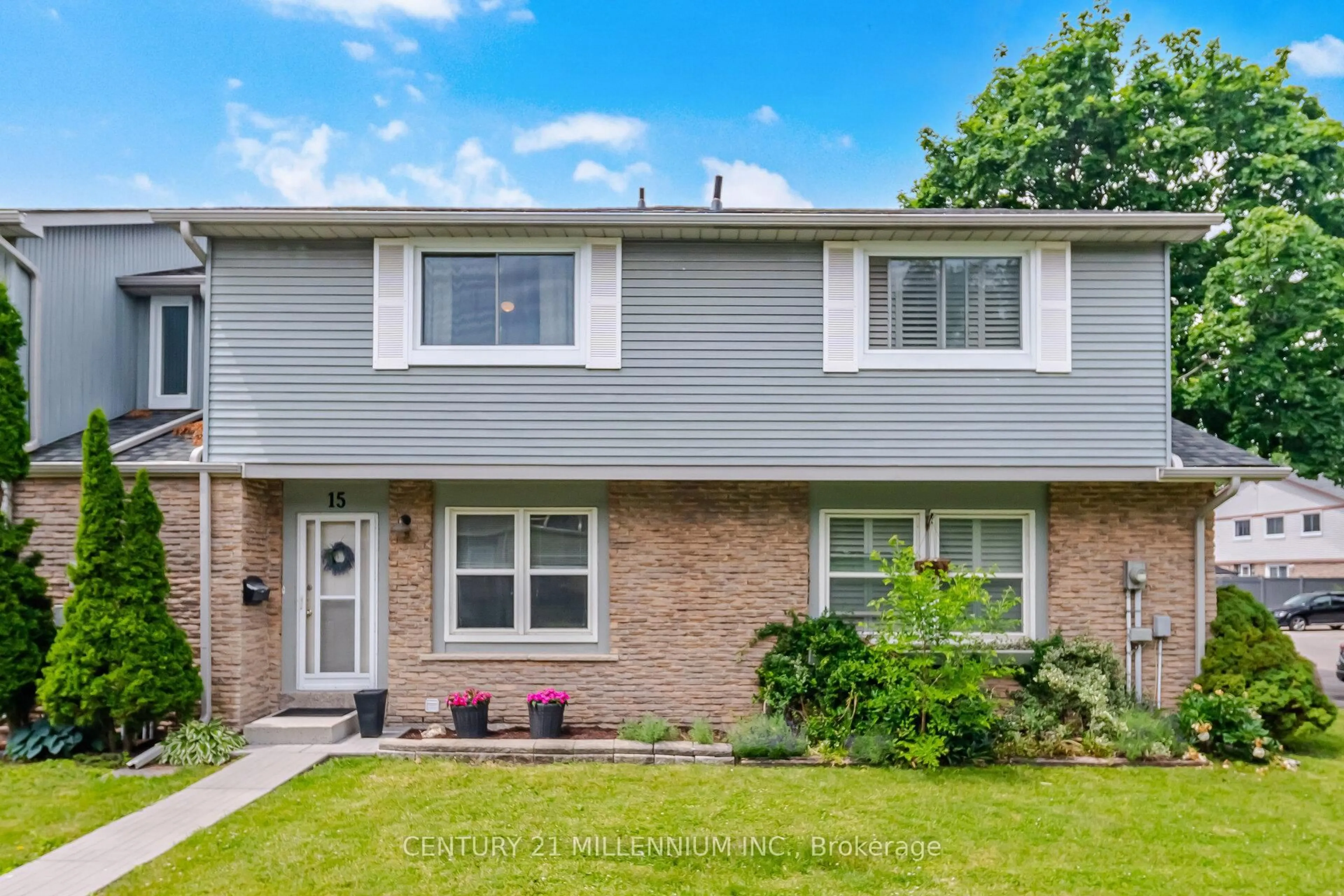 Home with vinyl exterior material, street for 120 Falconer Dr #15, Mississauga Ontario L5N 1P5
