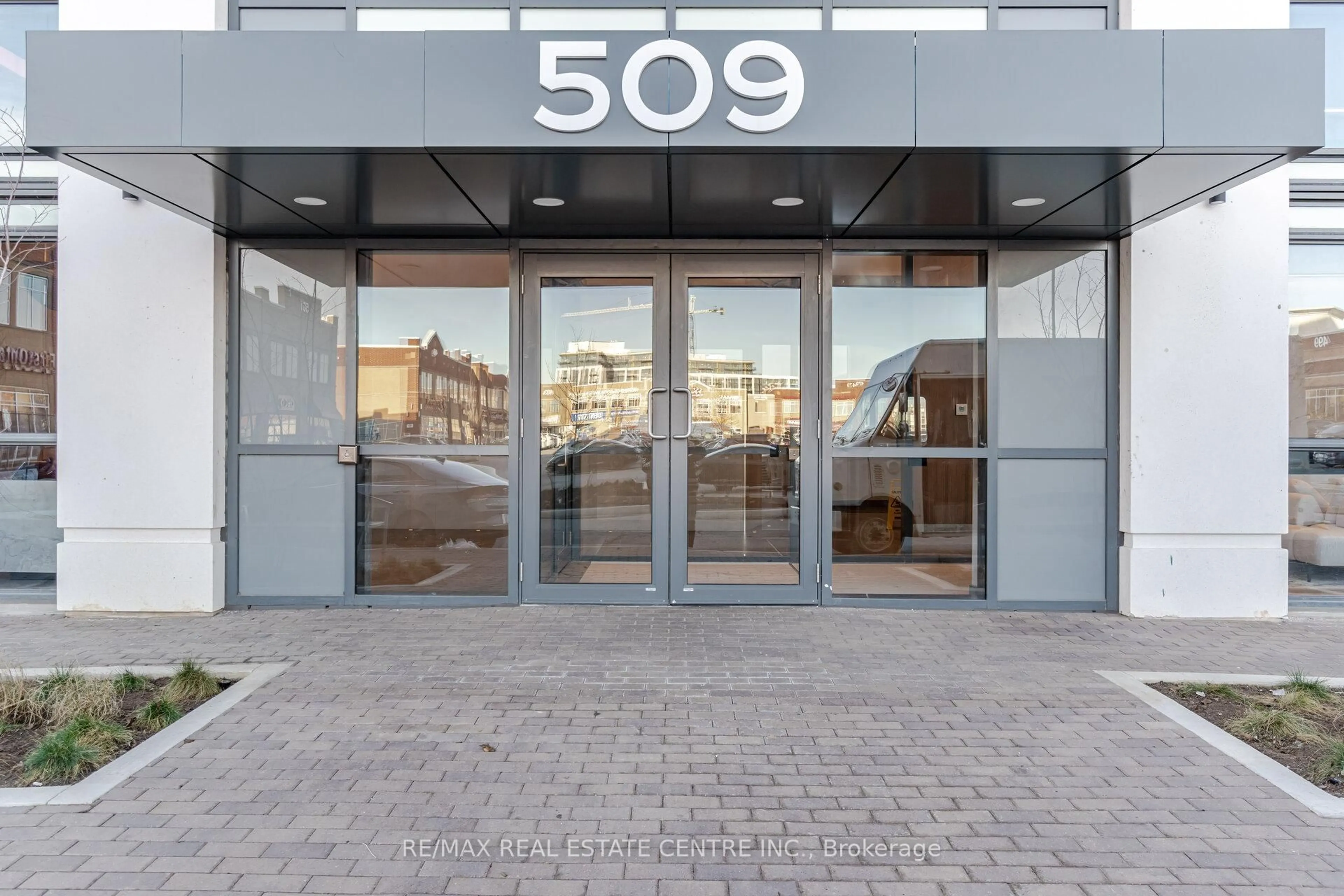 Indoor foyer for 509 Dundas St #618, Oakville Ontario L6M 5P4