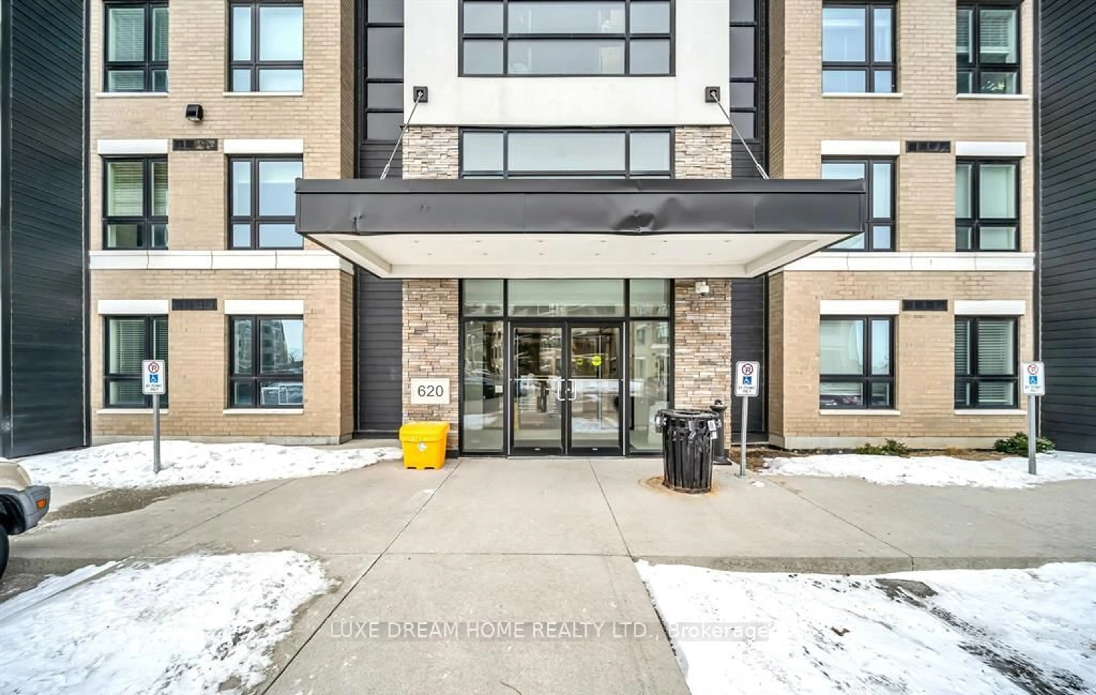 Indoor foyer for 620 Sauve St #511, Milton Ontario L9T 9A5