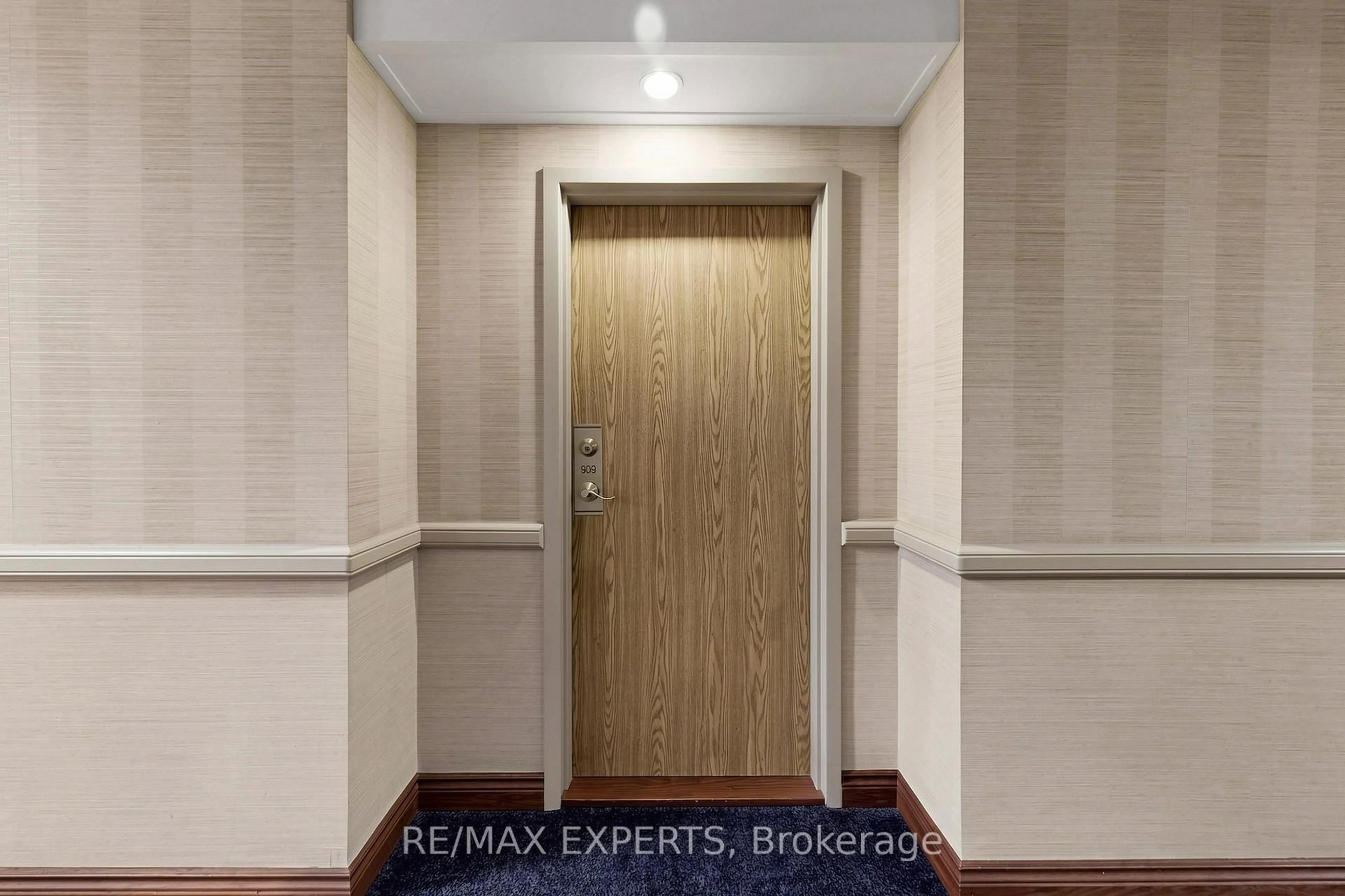 Indoor foyer for 1360 Rathburn Rd #909, Mississauga Ontario L4W 4H4