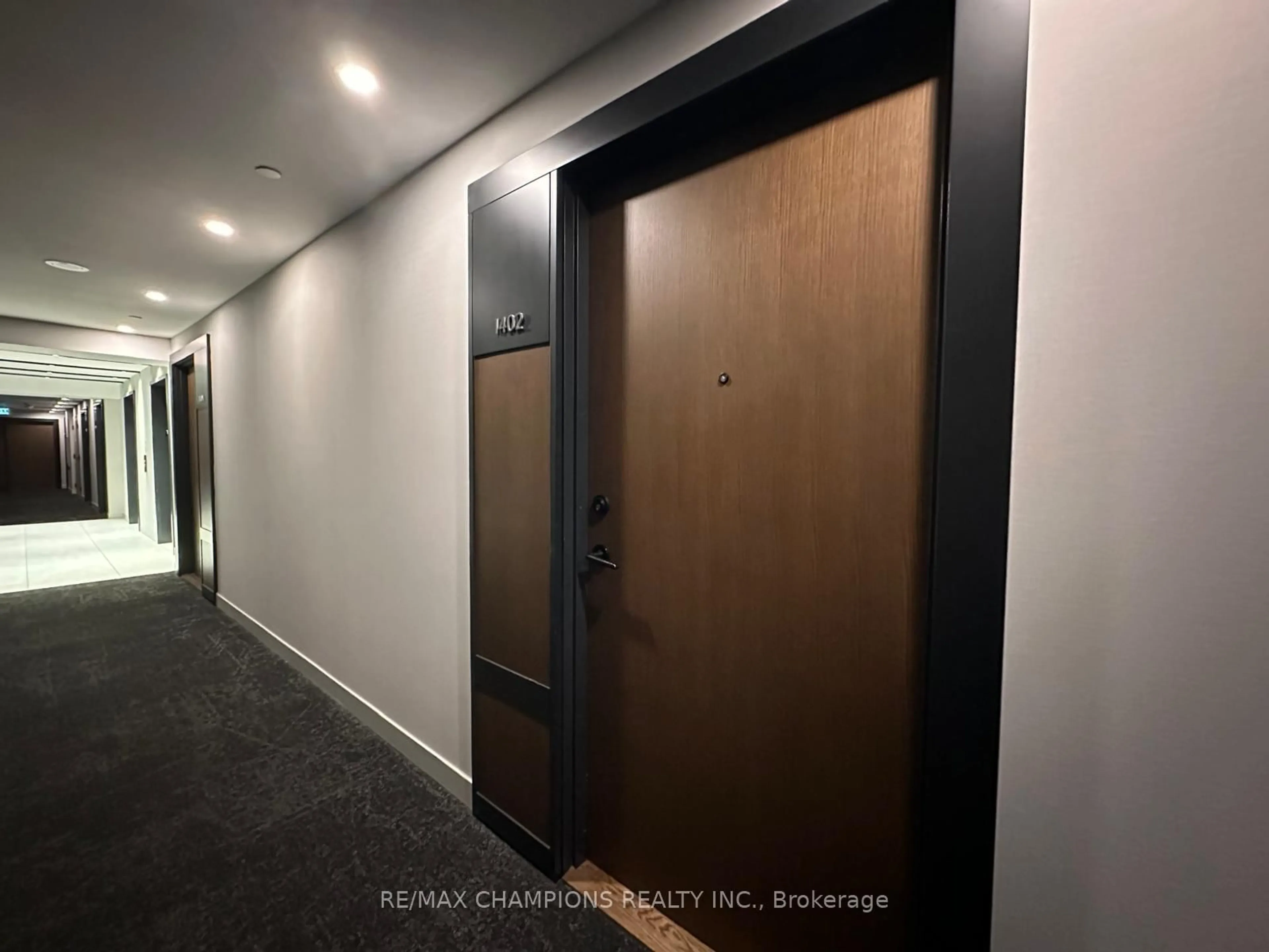 Indoor foyer for 4065 Confederation Pkwy #1402, Mississauga Ontario L5B 0L4