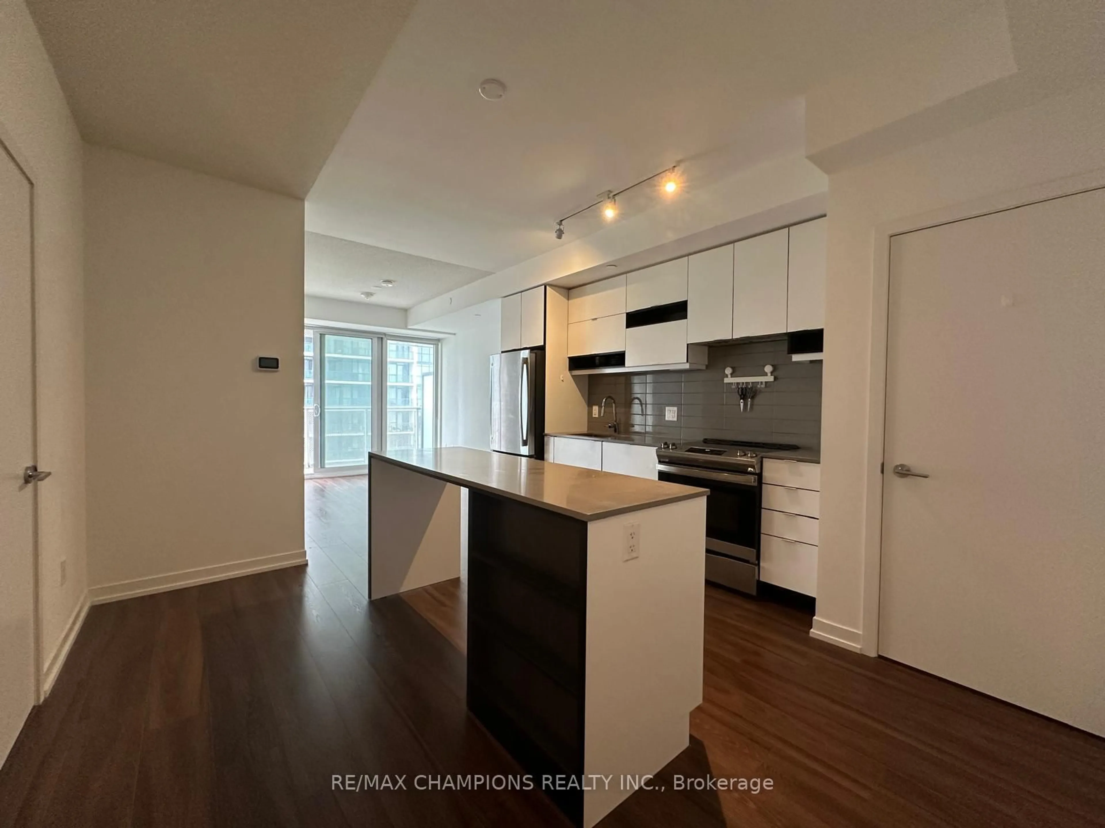 Open concept kitchen, wood/laminate floor for 4065 Confederation Pkwy #1402, Mississauga Ontario L5B 0L4