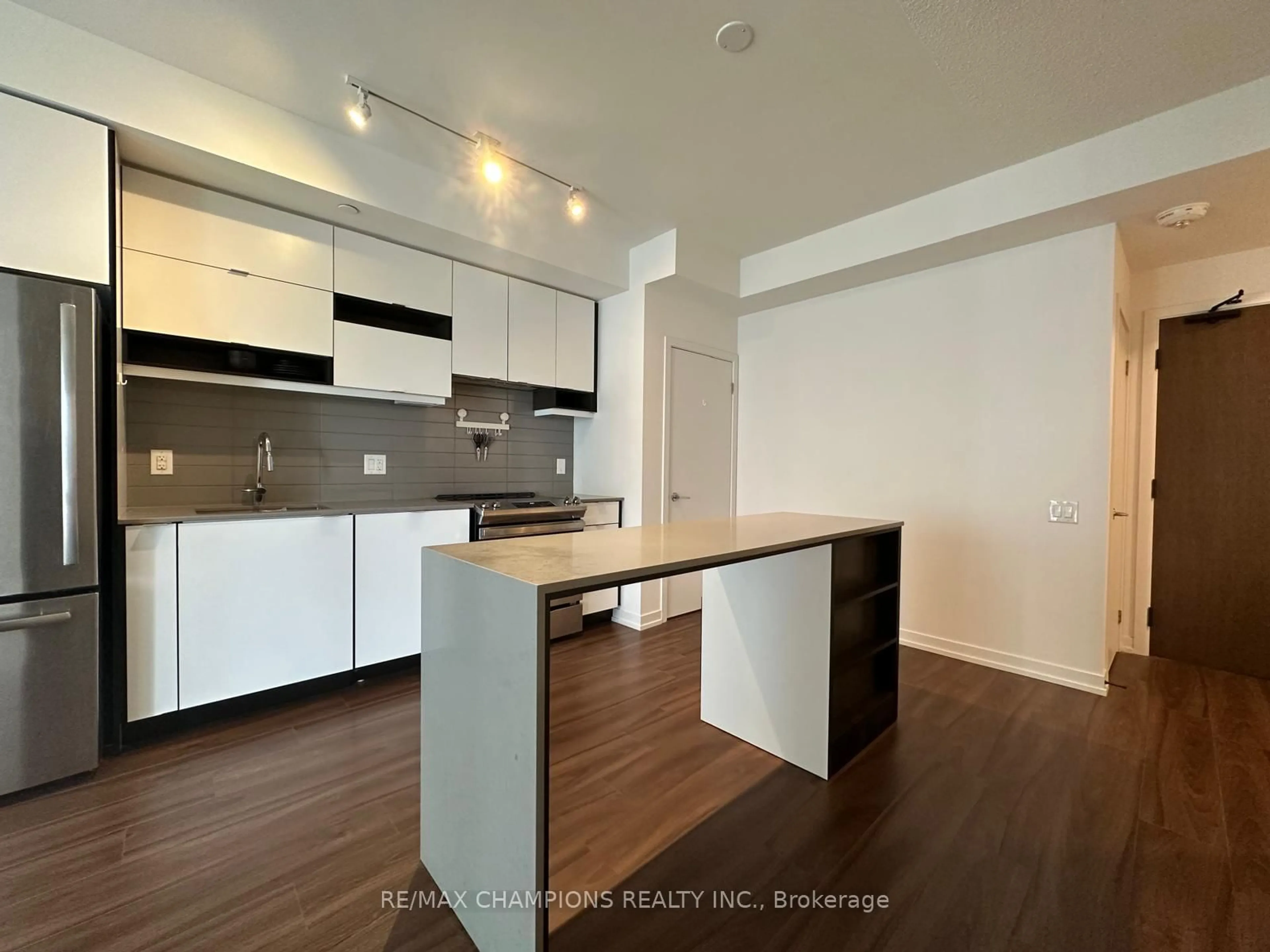 Open concept kitchen, wood/laminate floor for 4065 Confederation Pkwy #1402, Mississauga Ontario L5B 0L4