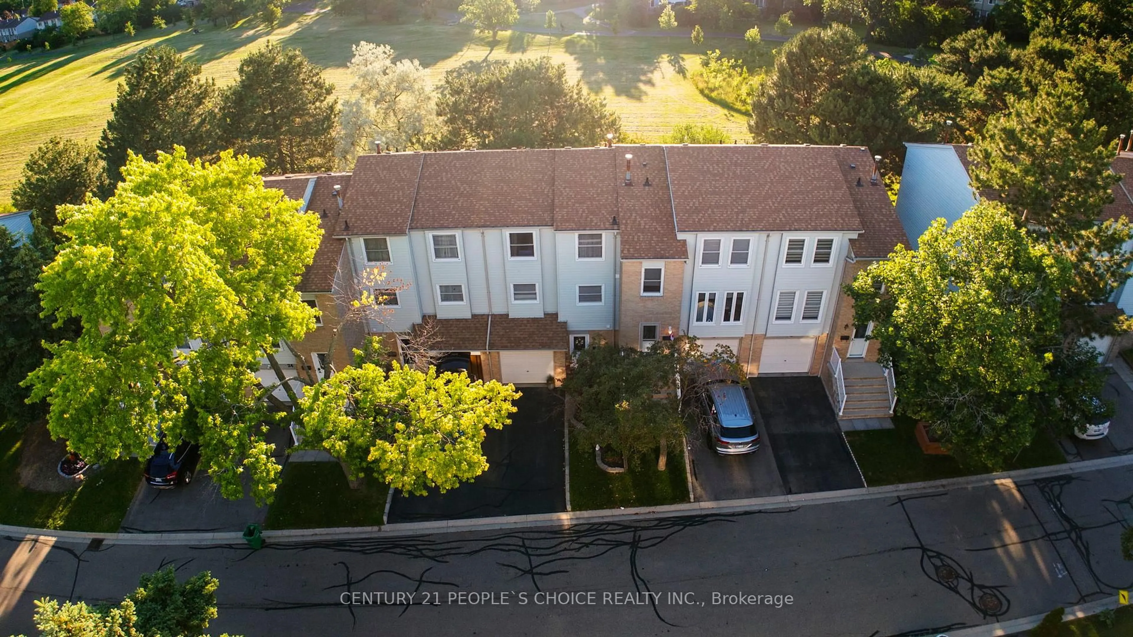 A pic from outside/outdoor area/front of a property/back of a property/a pic from drone, street for 5878 Montevideo Rd #22, Mississauga Ontario L5N 2V5