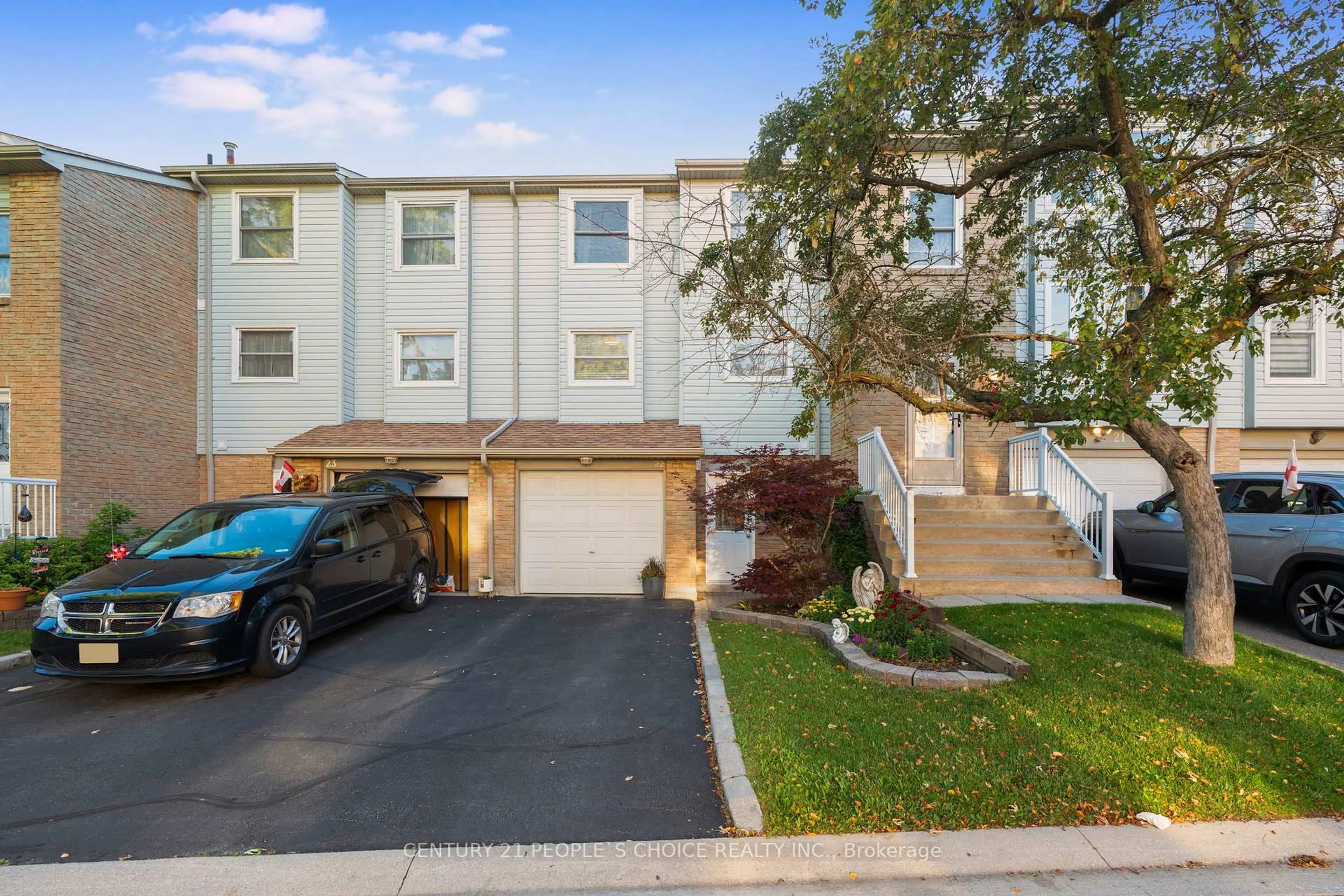 A pic from outside/outdoor area/front of a property/back of a property/a pic from drone, street for 5878 Montevideo Rd #22, Mississauga Ontario L5N 2V5