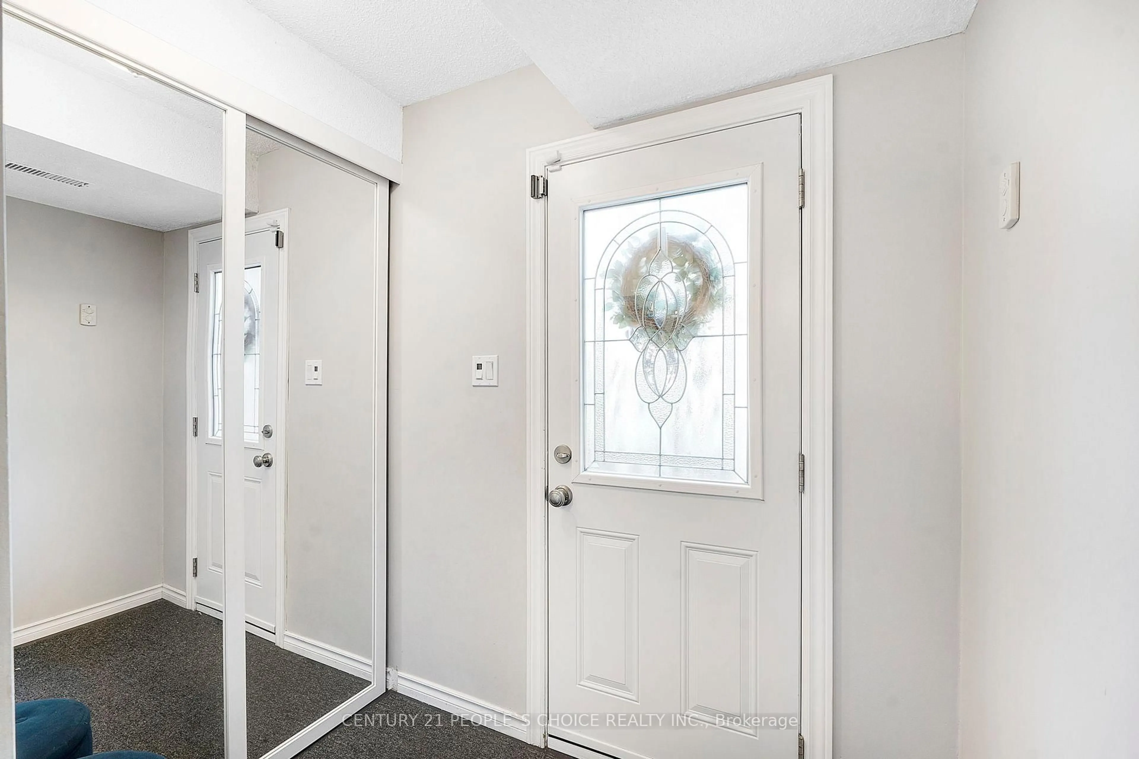 Indoor entryway for 5878 Montevideo Rd #22, Mississauga Ontario L5N 2V5
