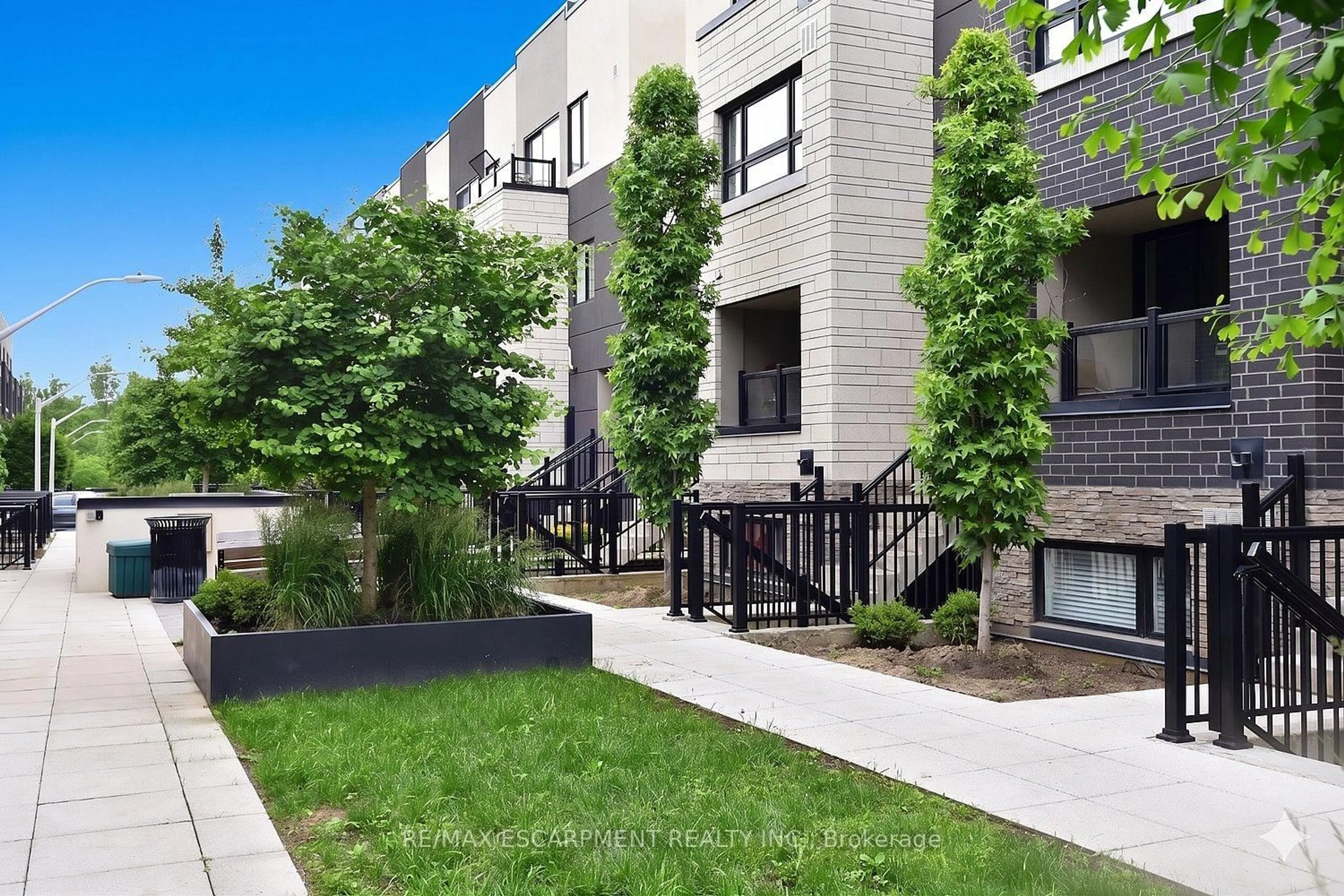 Patio, street for 1135 COOKE Blvd #112, Burlington Ontario L7T 4A8