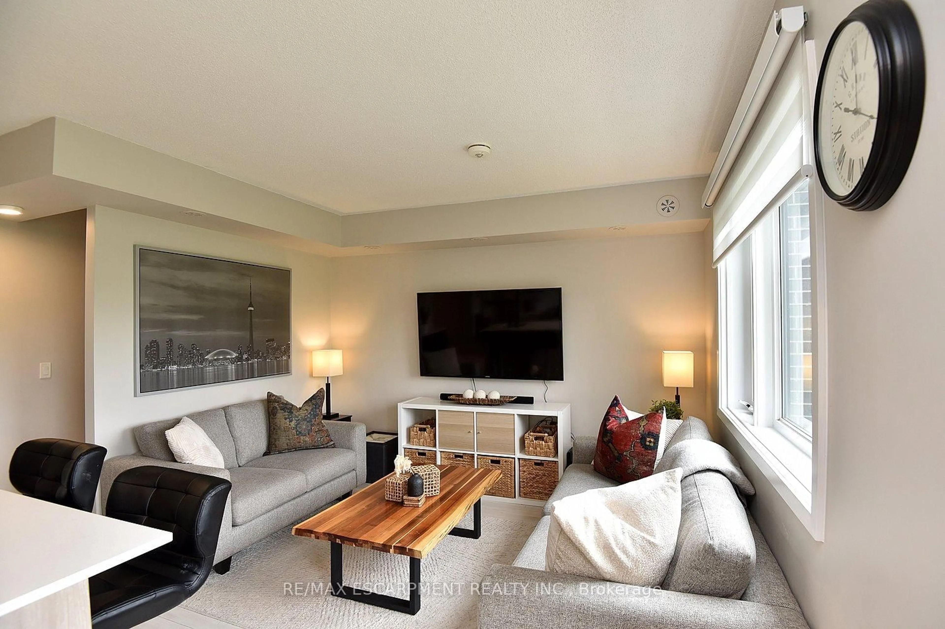 Living room with furniture, unknown for 1135 COOKE Blvd #112, Burlington Ontario L7T 4A8