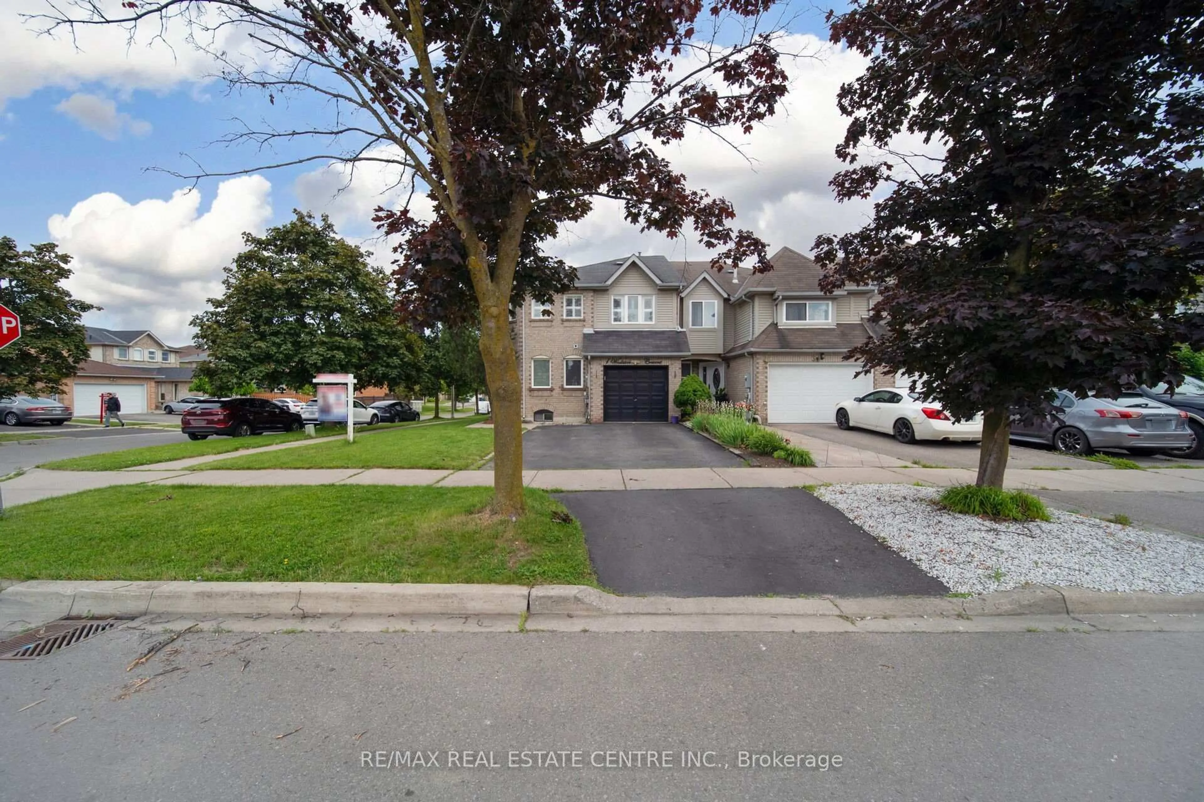 A pic from outside/outdoor area/front of a property/back of a property/a pic from drone, street for 1 Wooliston Cres, Brampton Ontario L6Y 4J3
