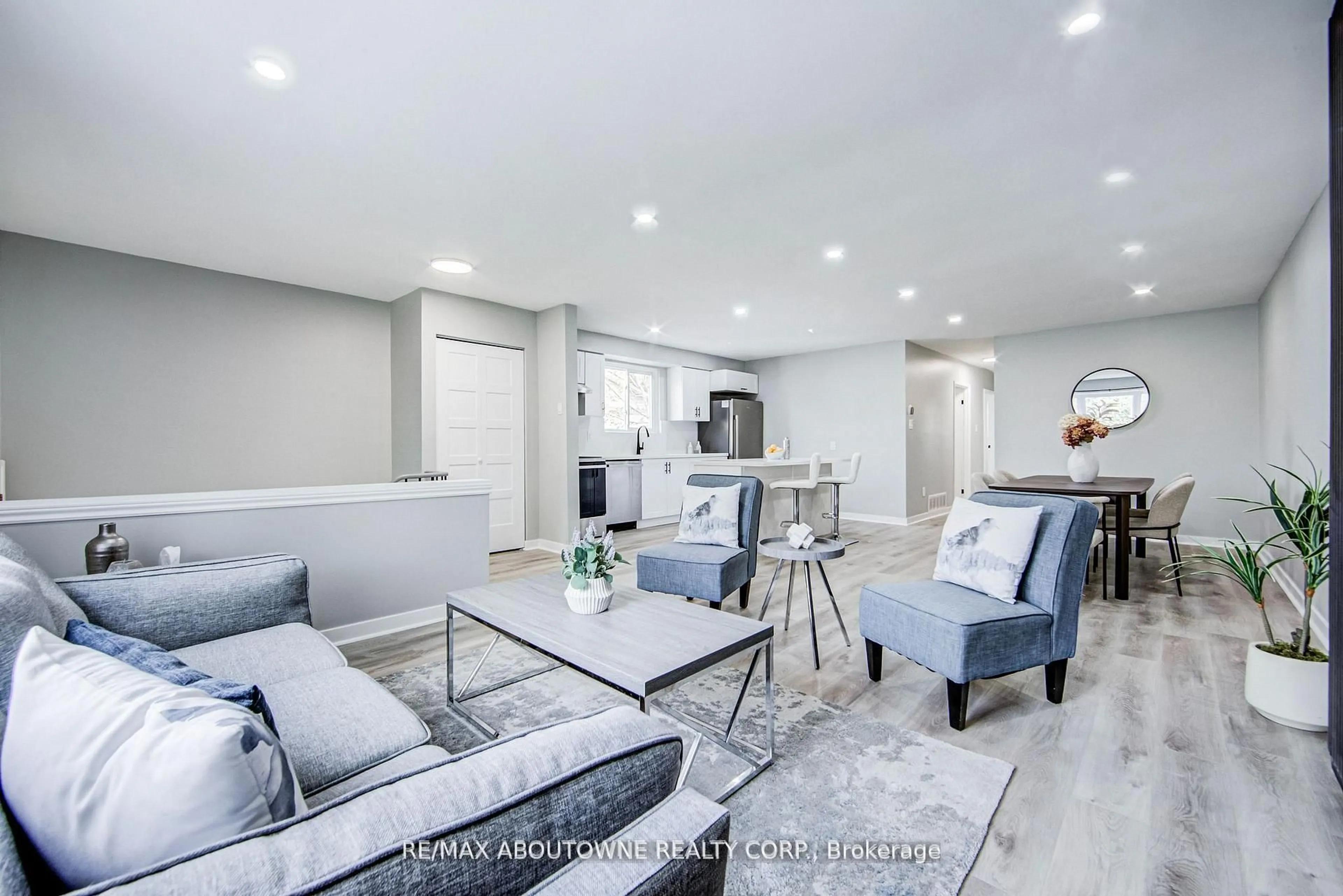 Living room with furniture, unknown for 2367 Middlesmoor Cres, Burlington Ontario L7P 3X4