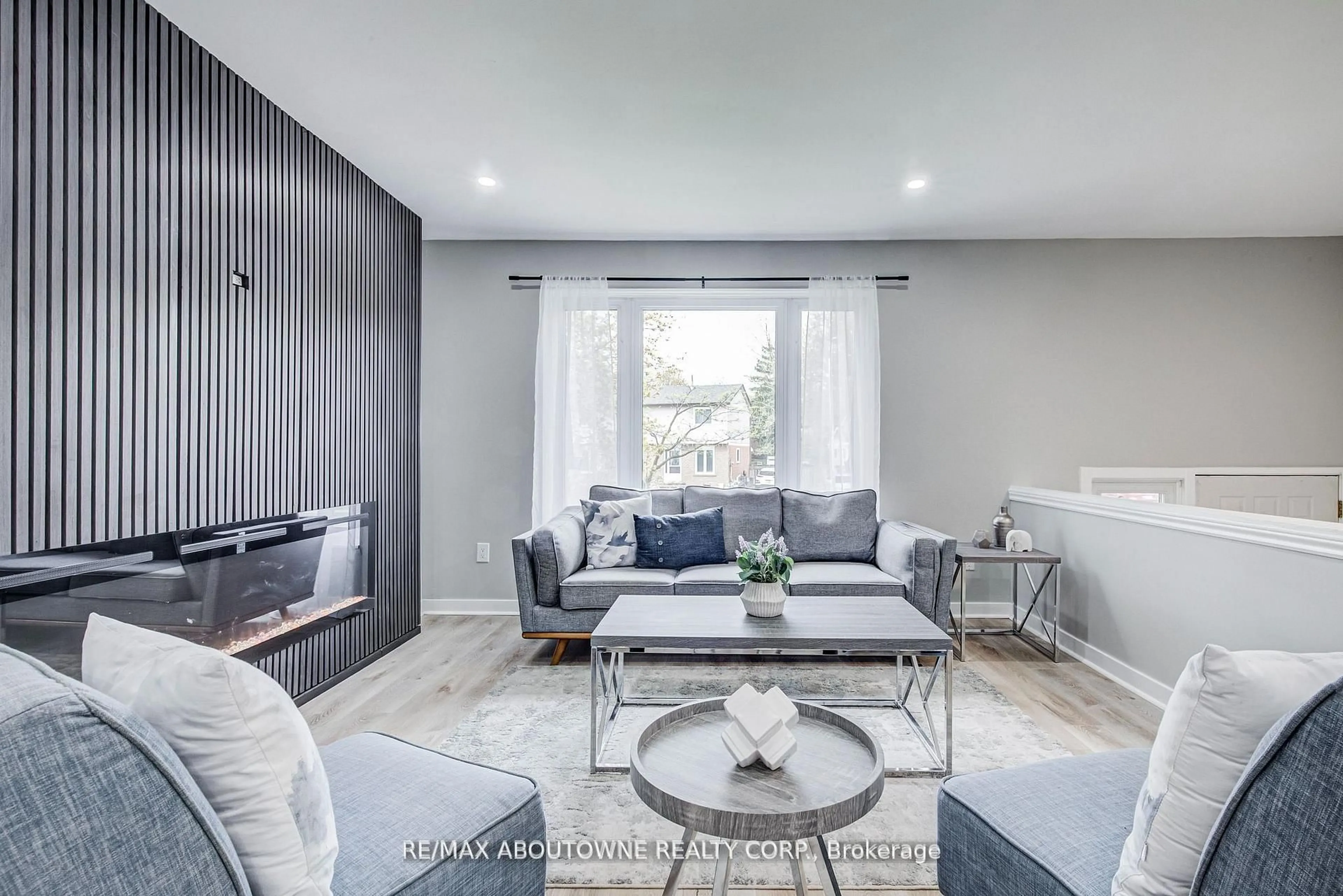 Living room with furniture, unknown for 2367 Middlesmoor Cres, Burlington Ontario L7P 3X4