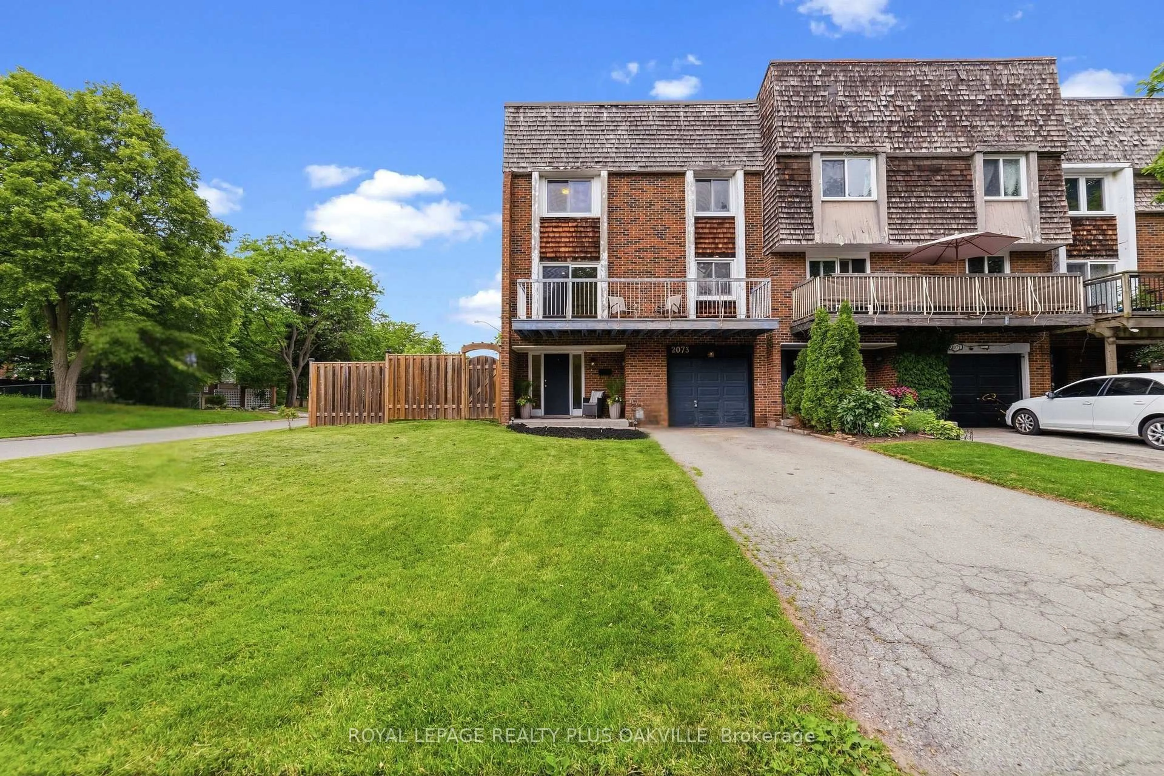 A pic from outside/outdoor area/front of a property/back of a property/a pic from drone, street for 2073 Worthington Dr, Oakville Ontario L6L 1E2
