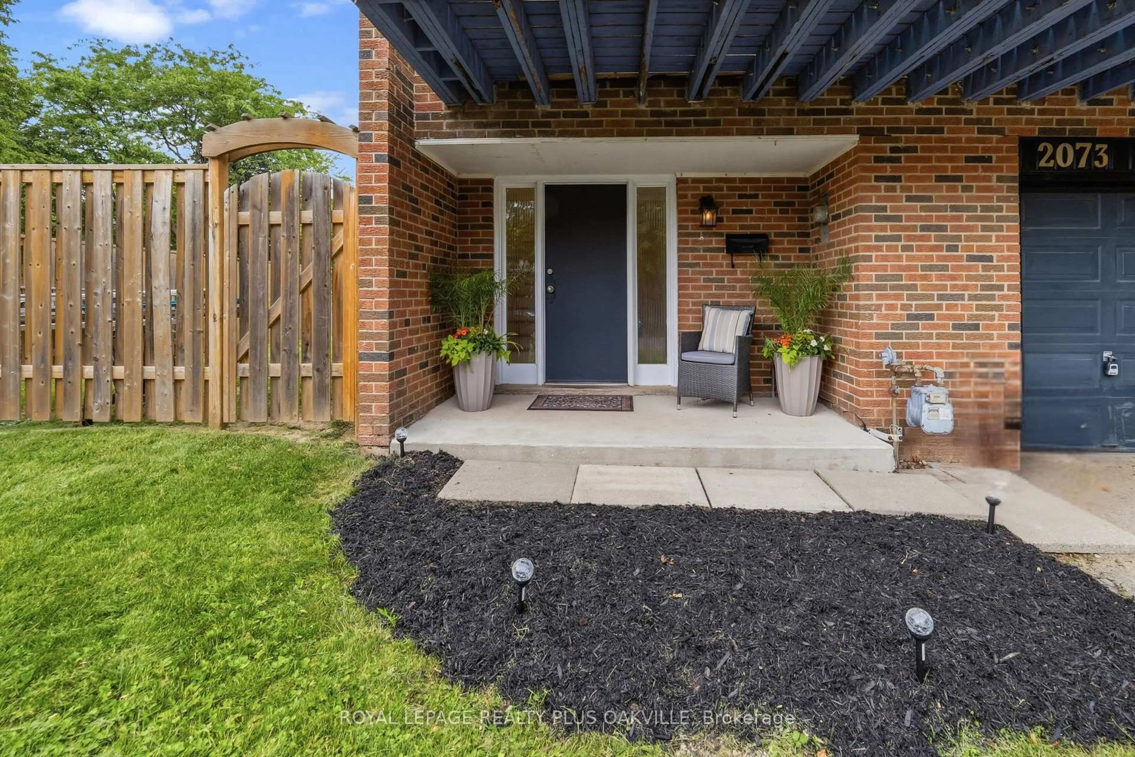 Patio, street for 2073 Worthington Dr, Oakville Ontario L6L 1E2