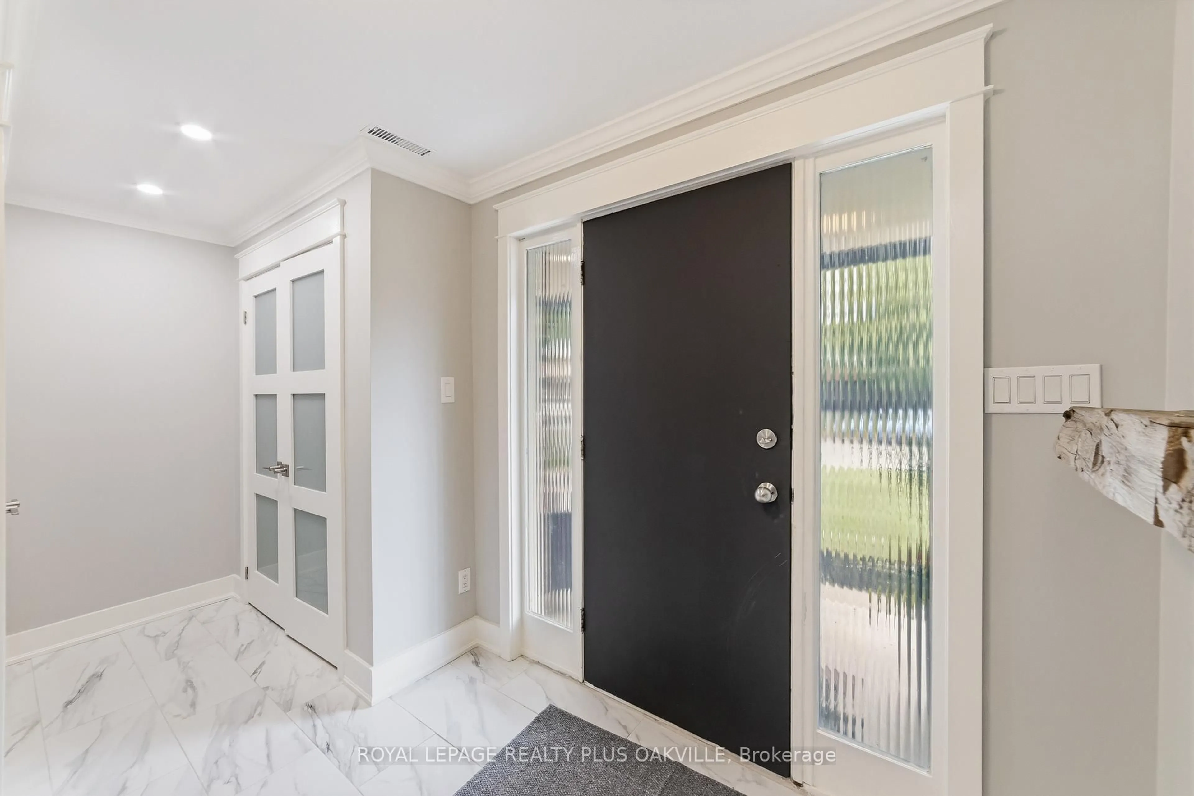 Indoor entryway for 2073 Worthington Dr, Oakville Ontario L6L 1E2