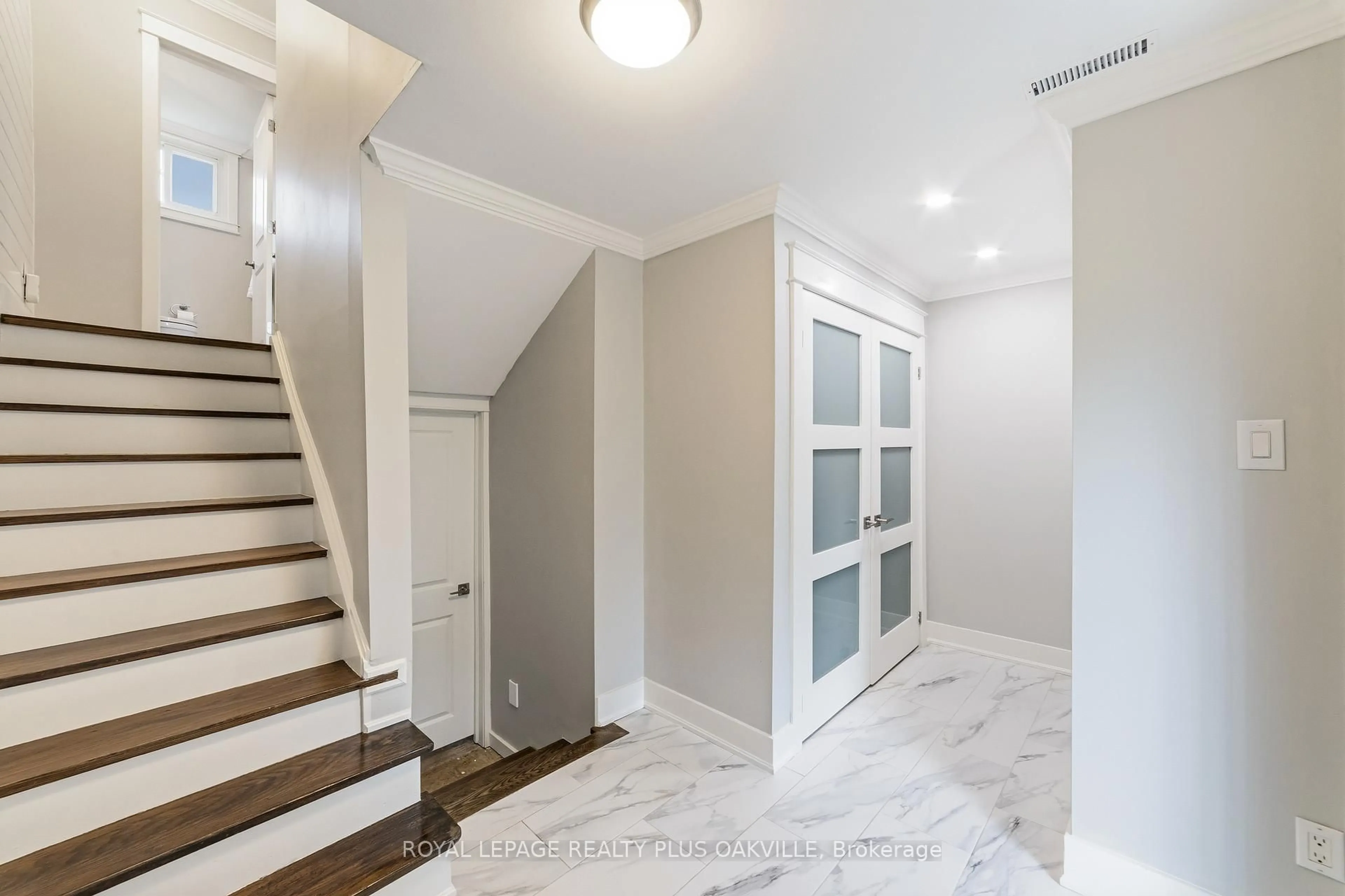 Indoor entryway for 2073 Worthington Dr, Oakville Ontario L6L 1E2