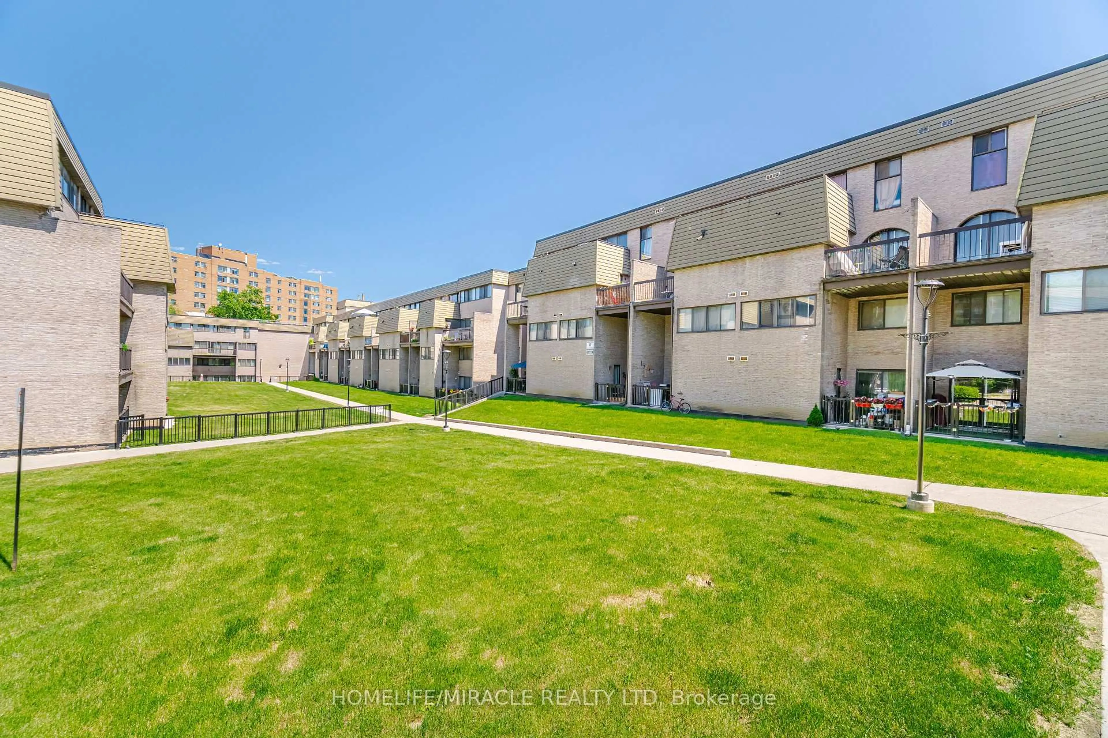 A pic from outside/outdoor area/front of a property/back of a property/a pic from drone, unknown for 2095 Roche Crt #137, Mississauga Ontario L5K 2C8