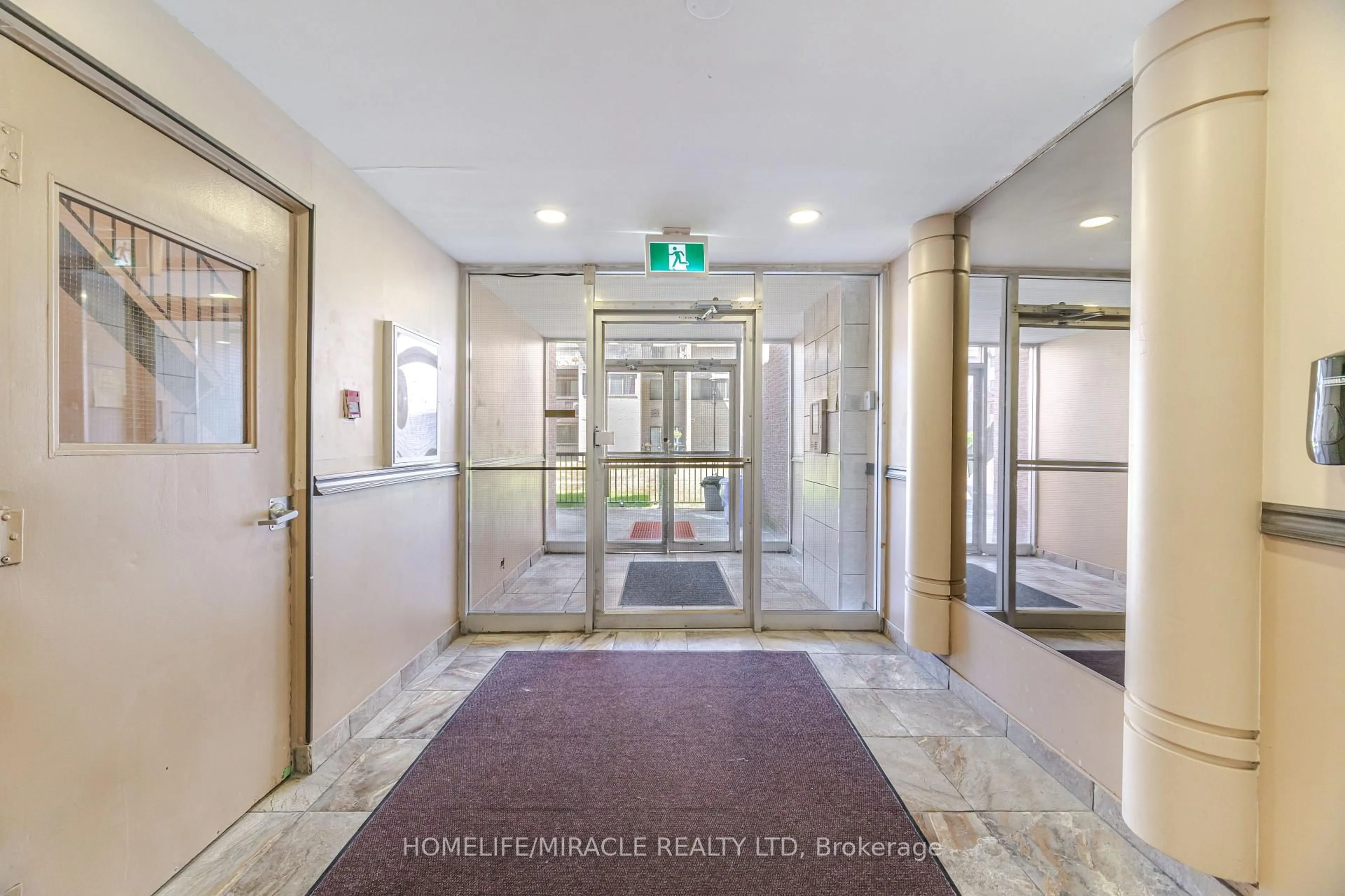 Indoor foyer for 2095 Roche Crt #137, Mississauga Ontario L5K 2C8