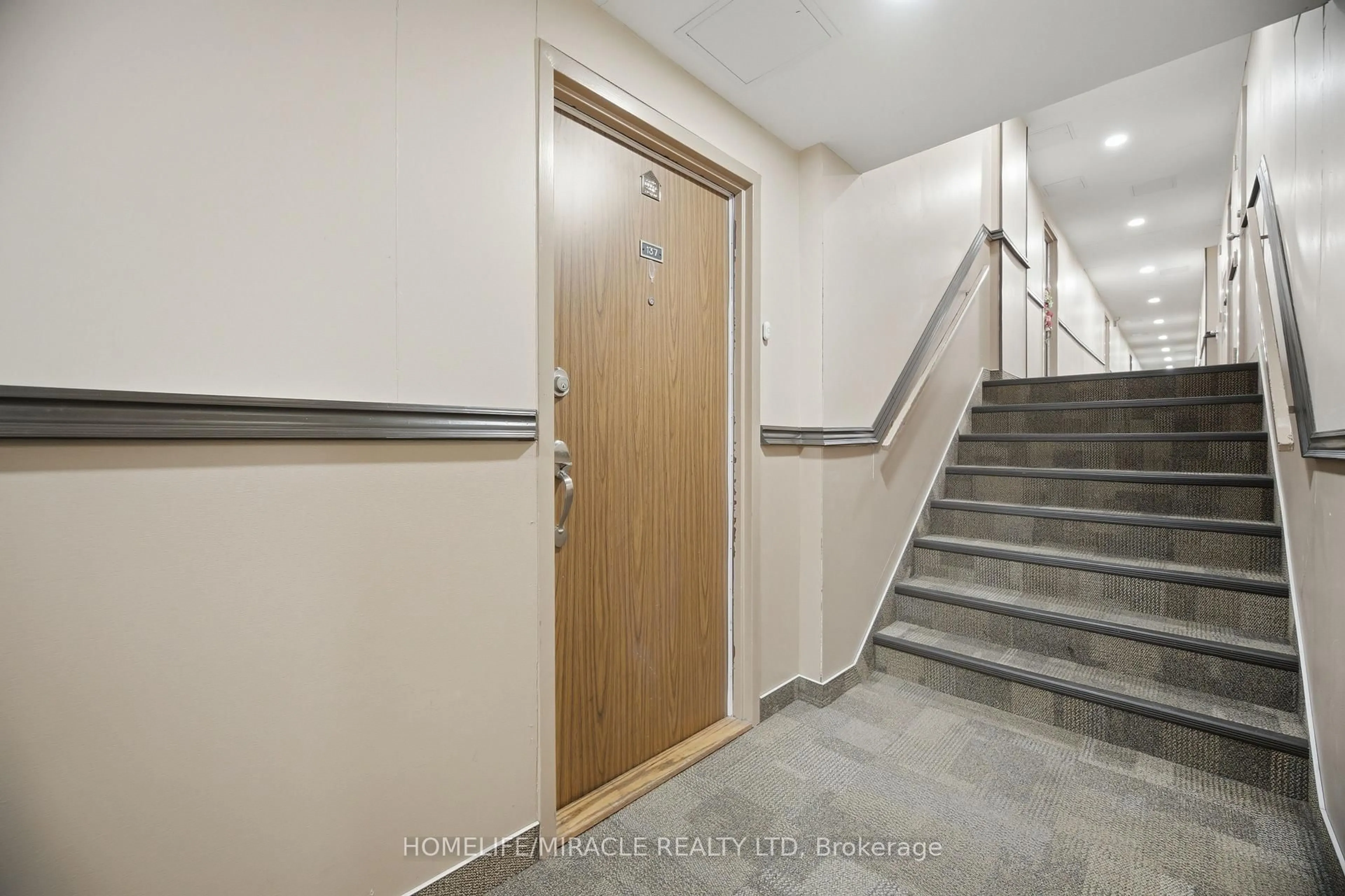 Indoor foyer for 2095 Roche Crt #137, Mississauga Ontario L5K 2C8