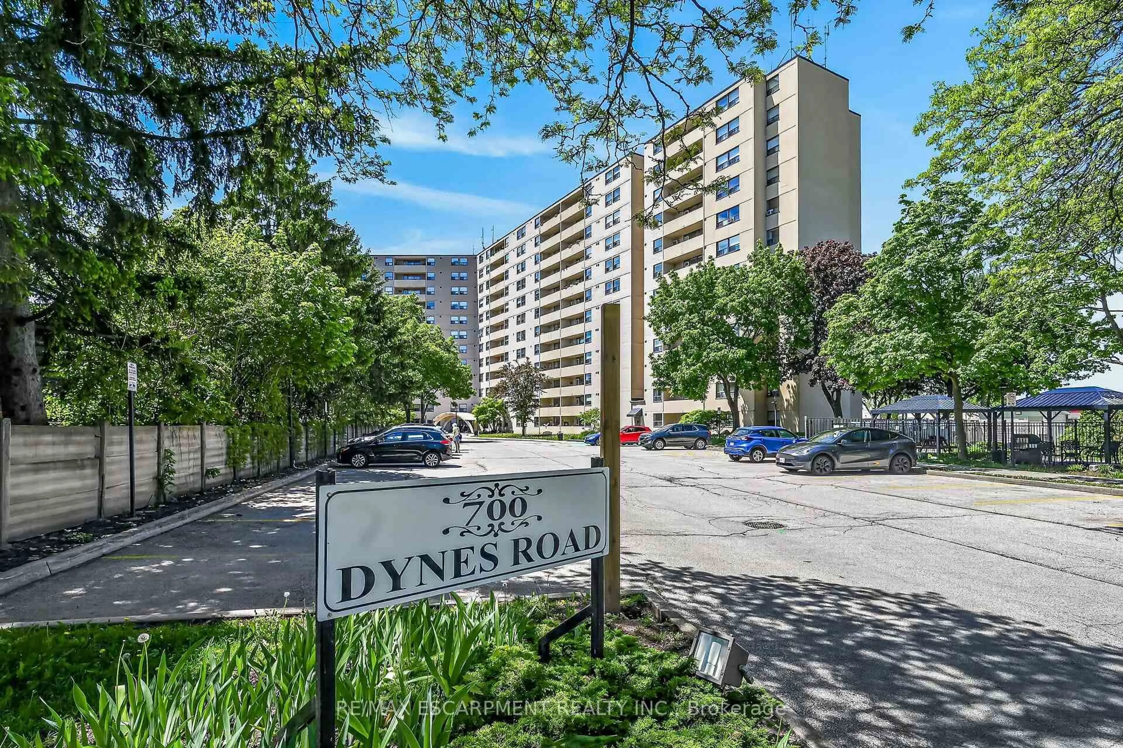 Indoor foyer for 700 Dynes Rd #1005, Burlington Ontario L8N 3M2