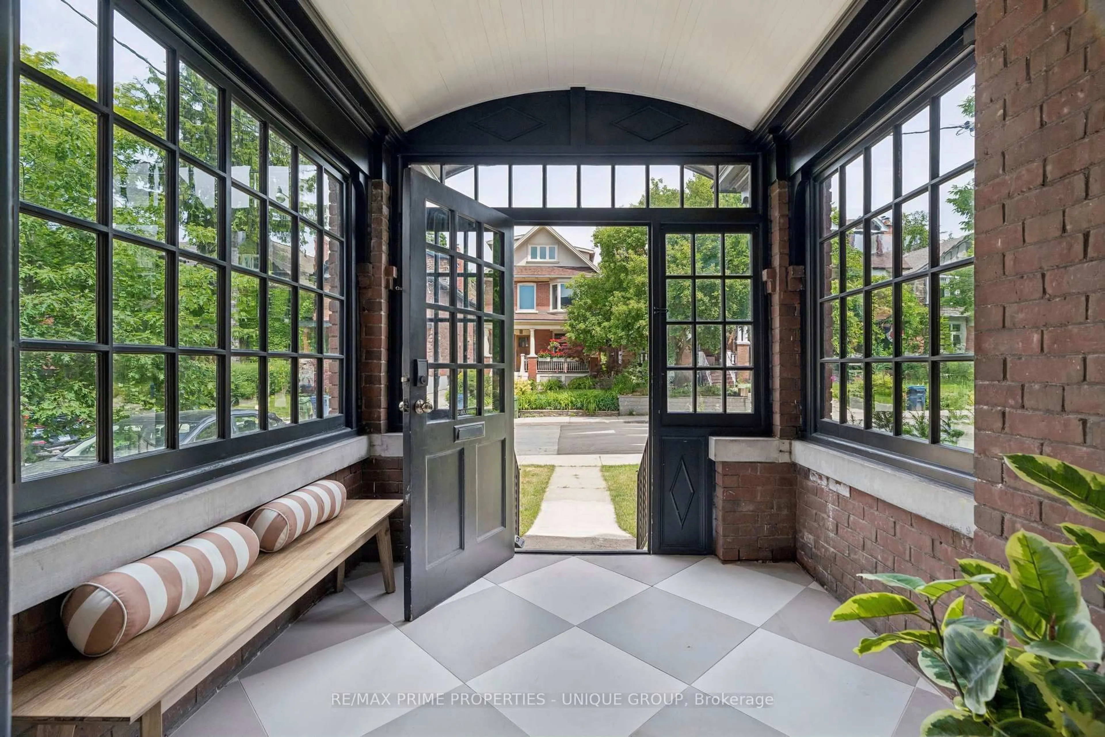 Indoor entryway for 205 Geoffrey St, Toronto Ontario M6R 1P9