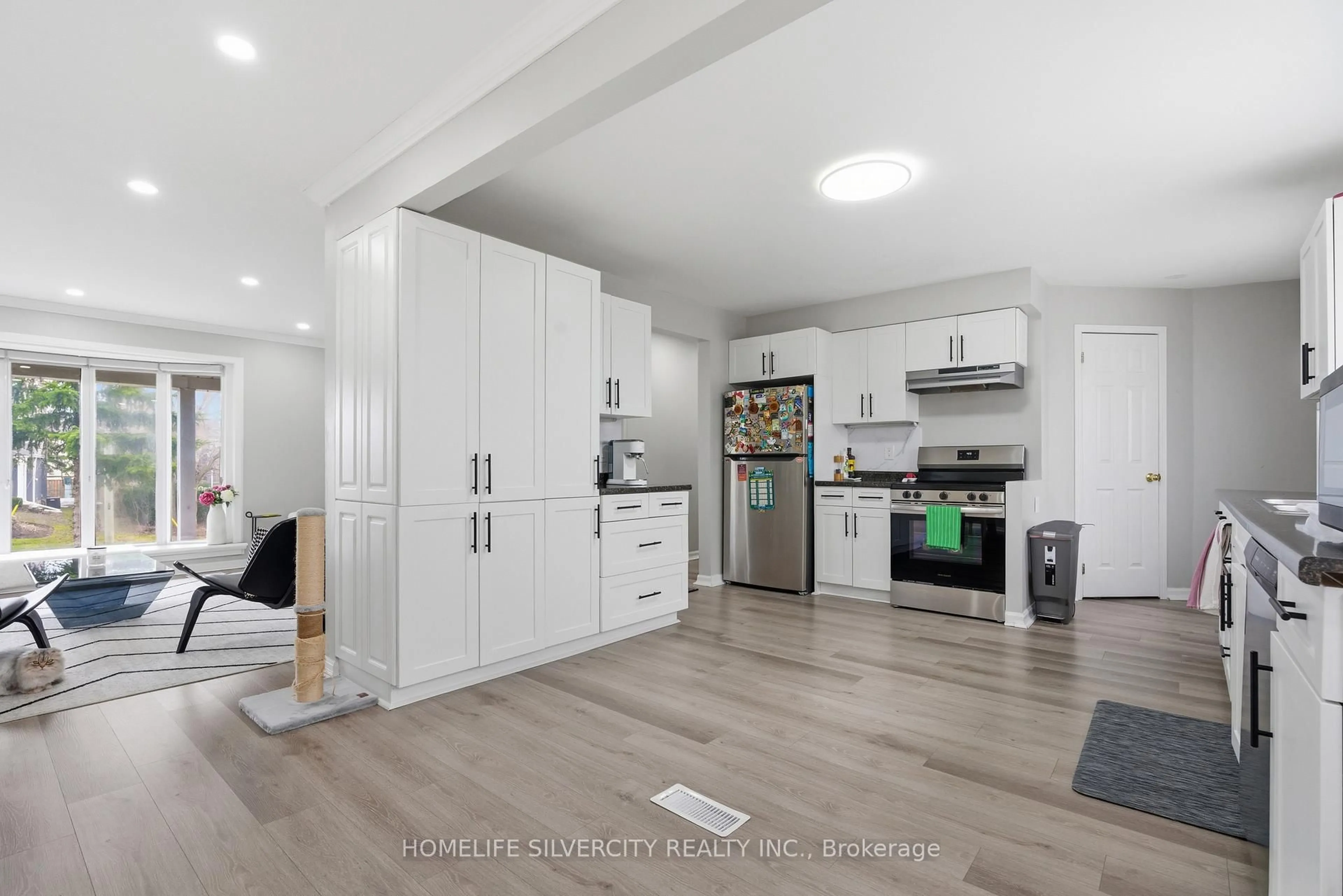 Open concept kitchen, unknown for 578 Trafford Cres, Oakville Ontario L6L 3T3