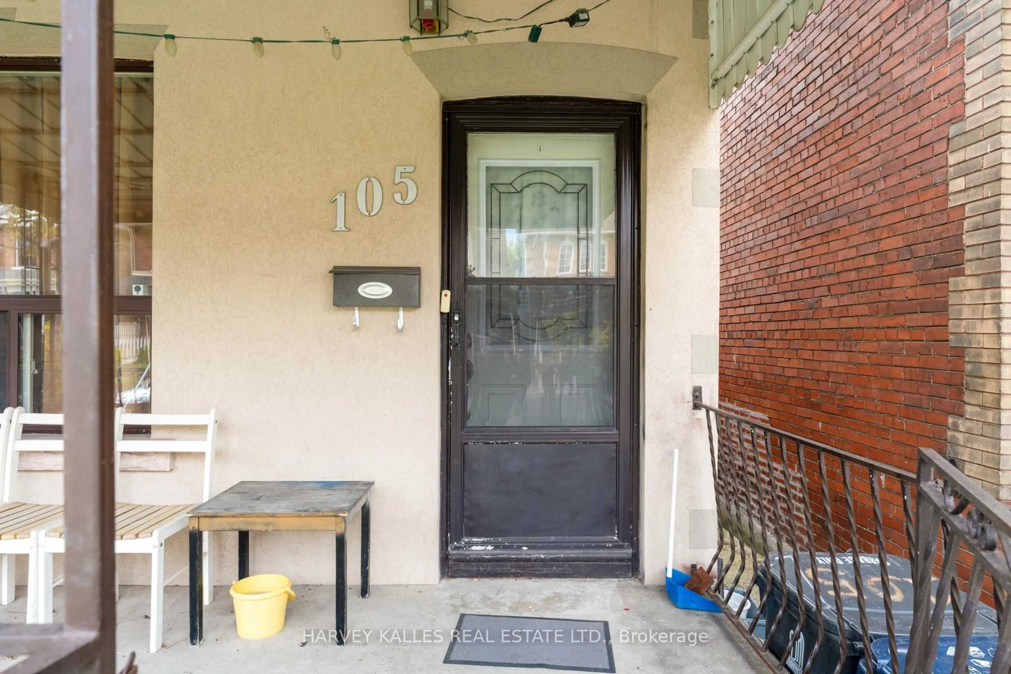 Indoor entryway for 105 Melville Ave, Toronto Ontario M6G 1Y3