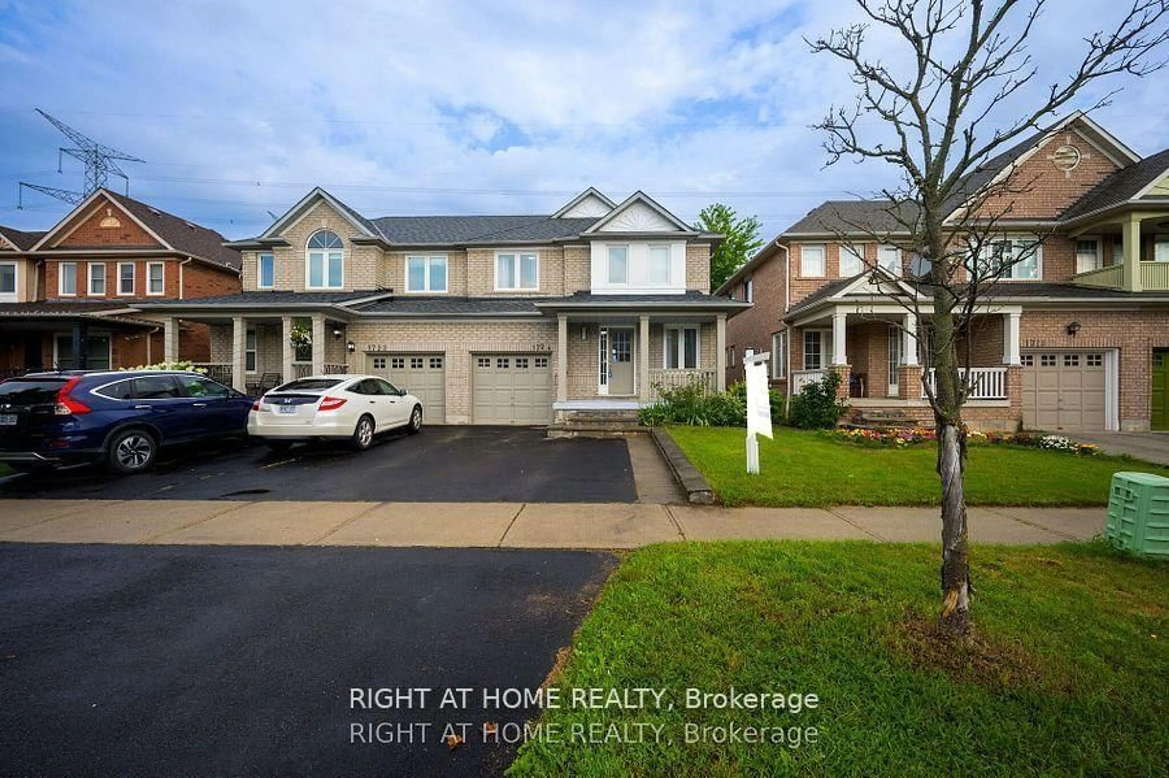 A pic from outside/outdoor area/front of a property/back of a property/a pic from drone, street for 1724 Samuelson Circ, Mississauga Ontario L5N 7Z5