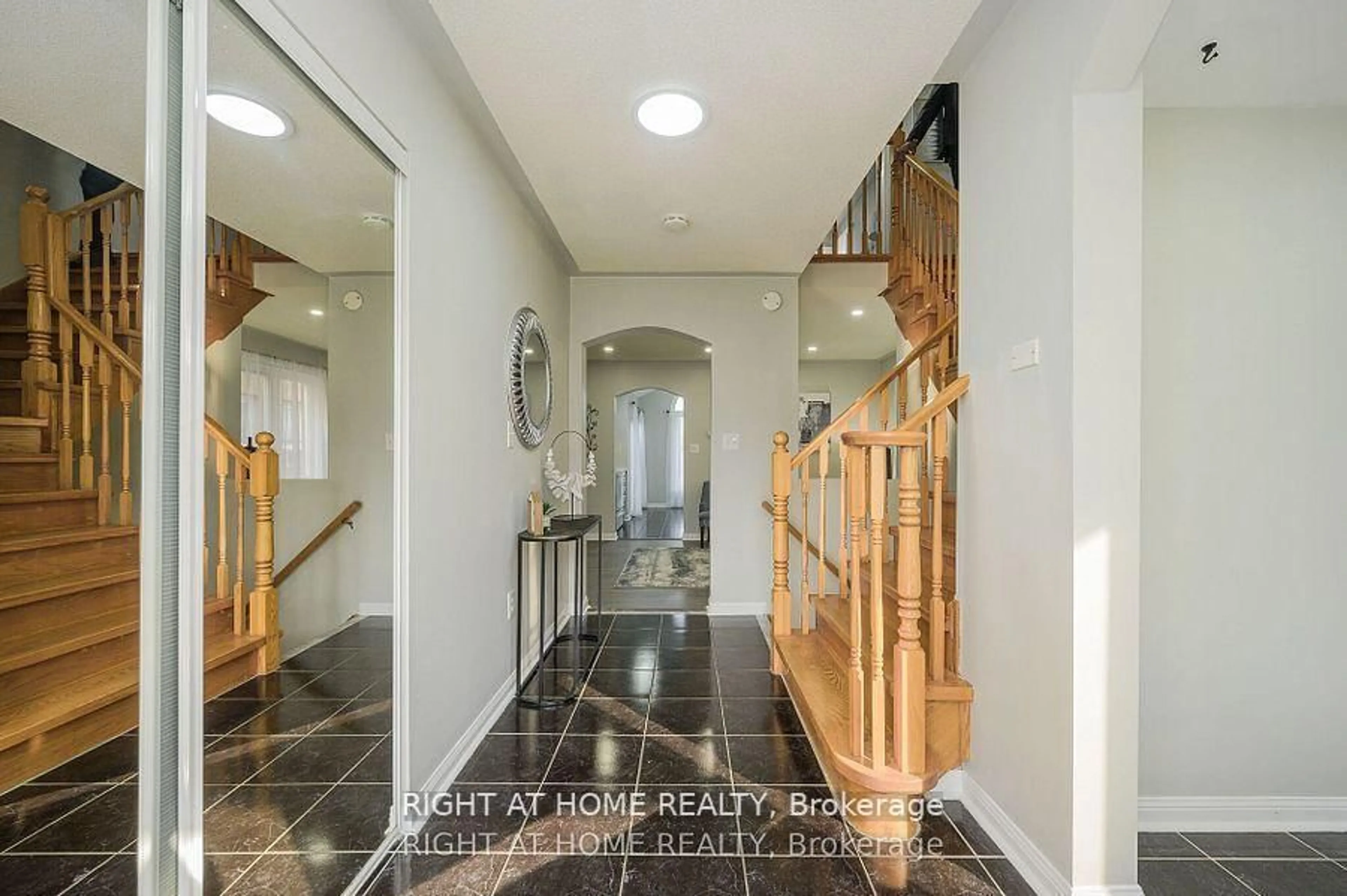 Indoor entryway for 1724 Samuelson Circ, Mississauga Ontario L5N 7Z5