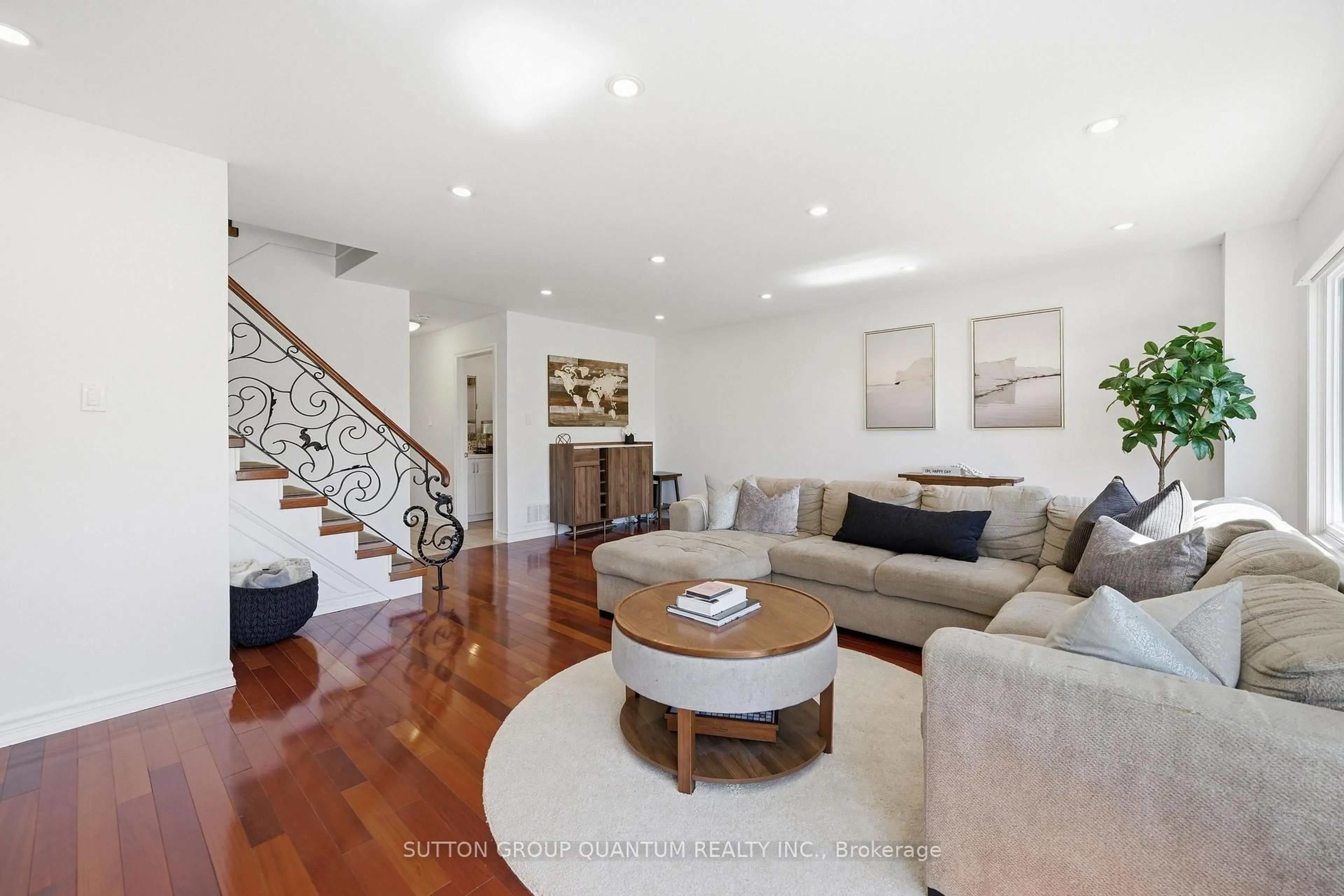 Living room with furniture, unknown for 5110 Fairview St #15, Burlington Ontario L7L 7H6