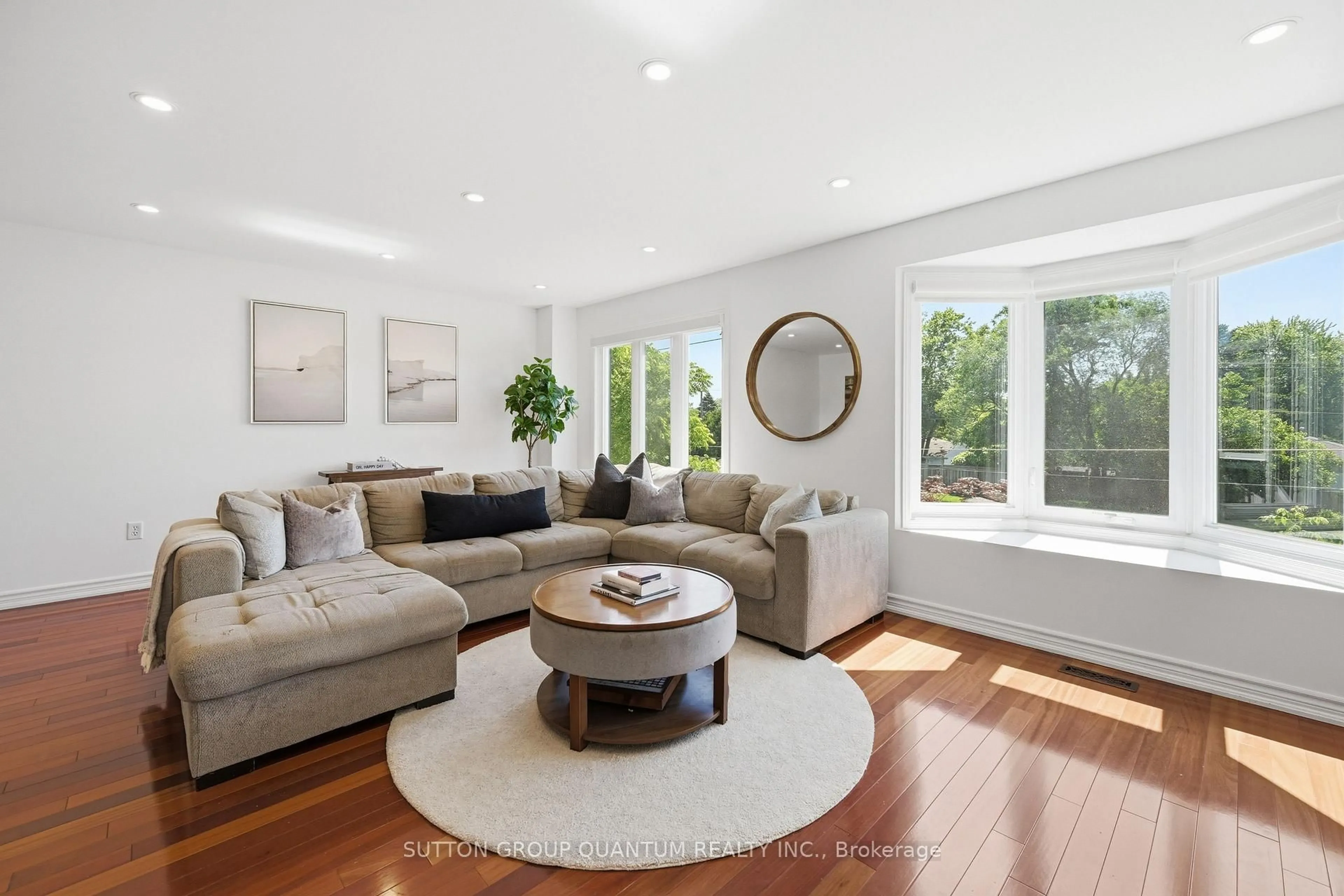 Living room with furniture, unknown for 5110 Fairview St #15, Burlington Ontario L7L 7H6