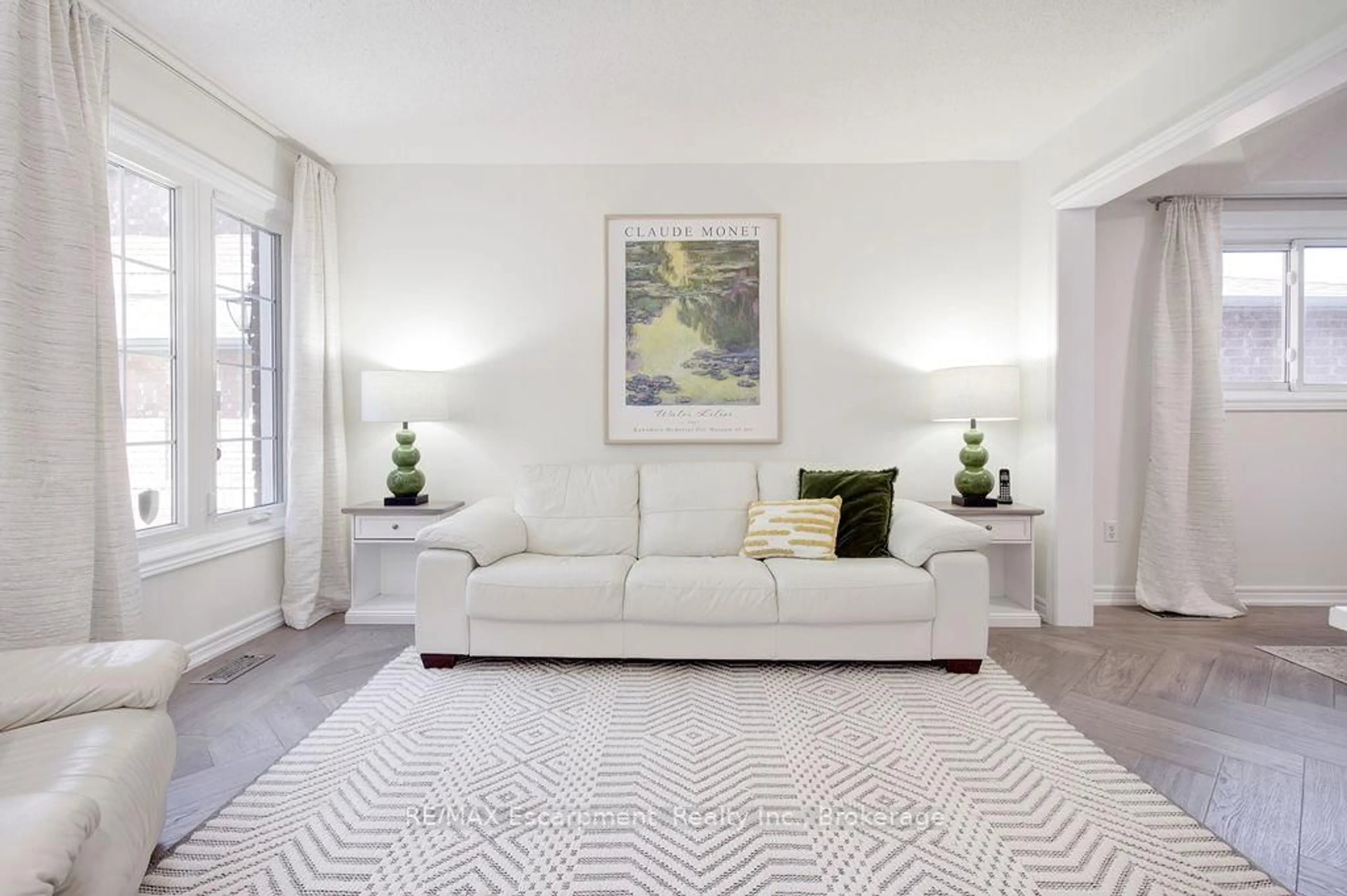 Living room with furniture, carpet floor for 5386 Landsborough Ave, Mississauga Ontario L5R 3X2