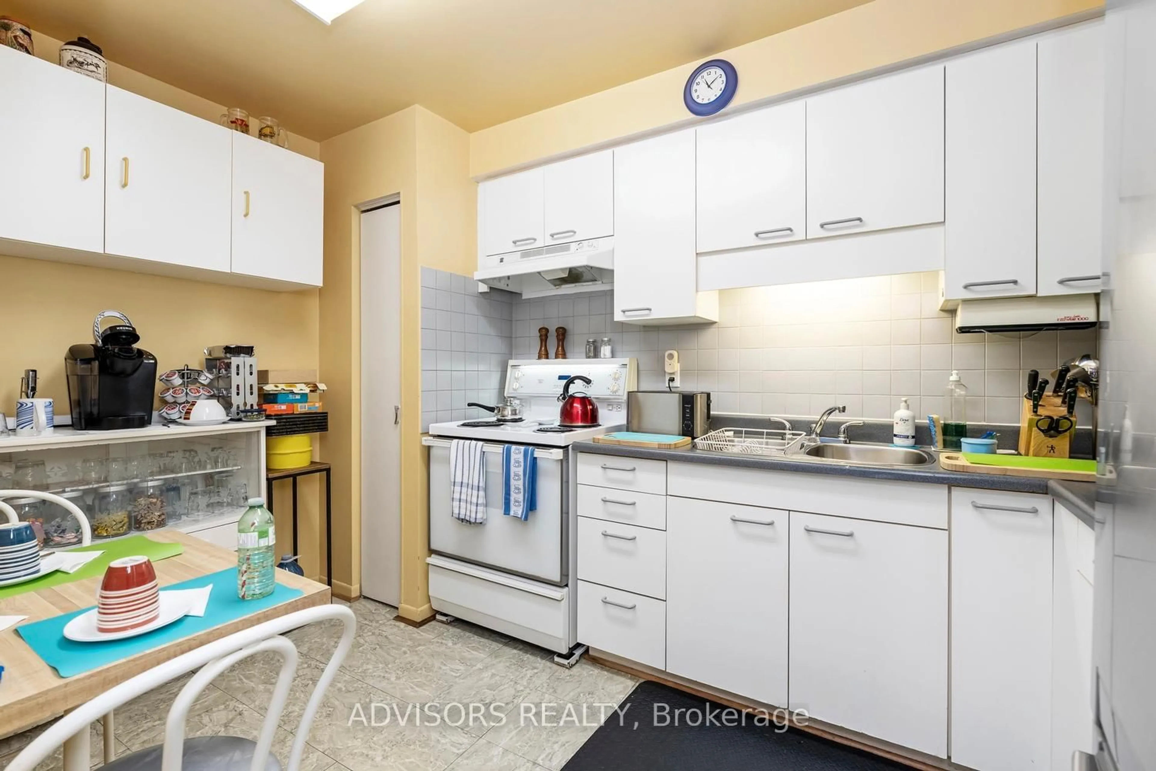 Standard kitchen, unknown for 256 John Garland Blvd #121, Toronto Ontario M9V 1N8