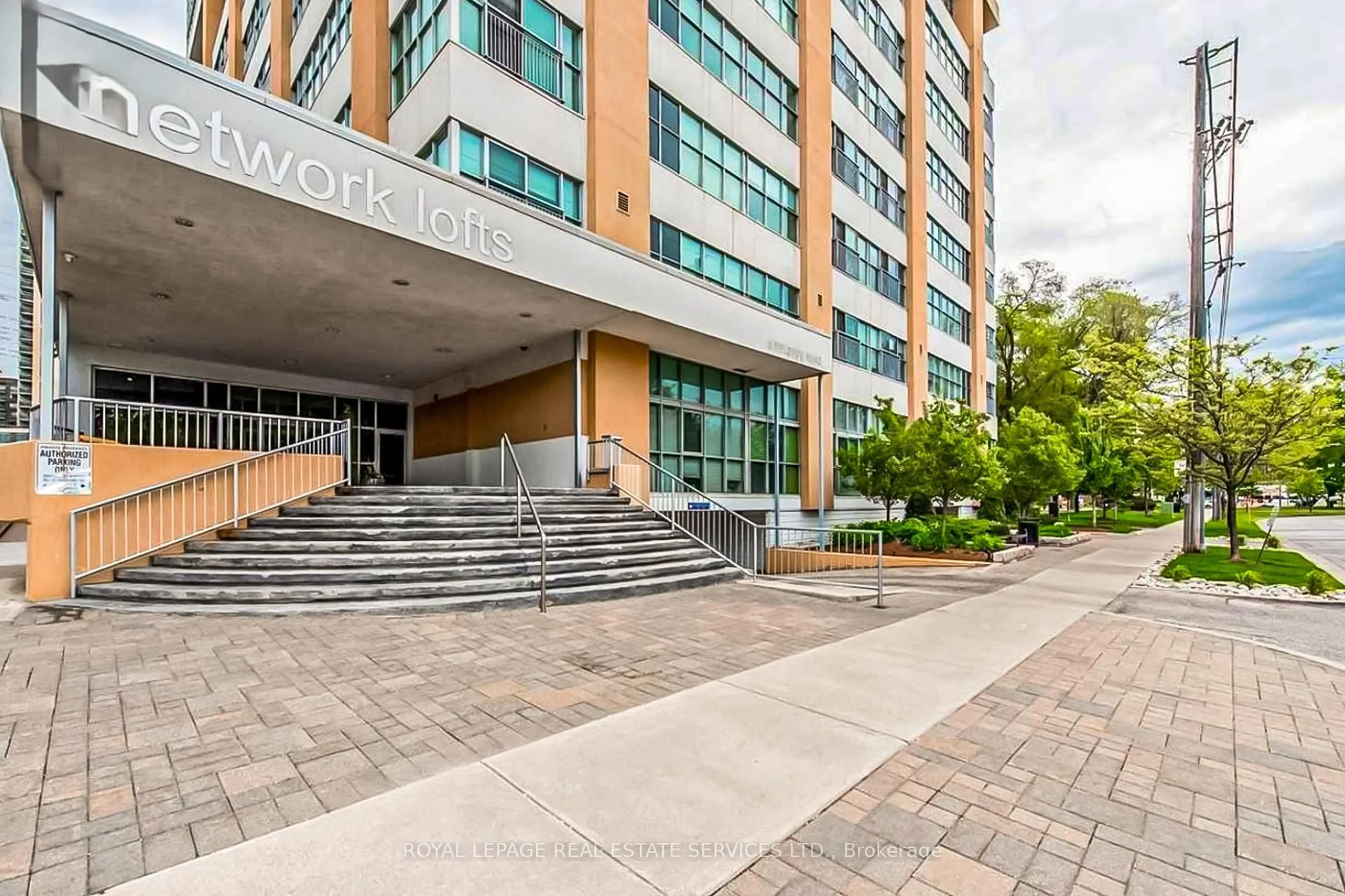 Indoor foyer for 2 Fieldway Rd #206, Toronto Ontario M8Z 0B9