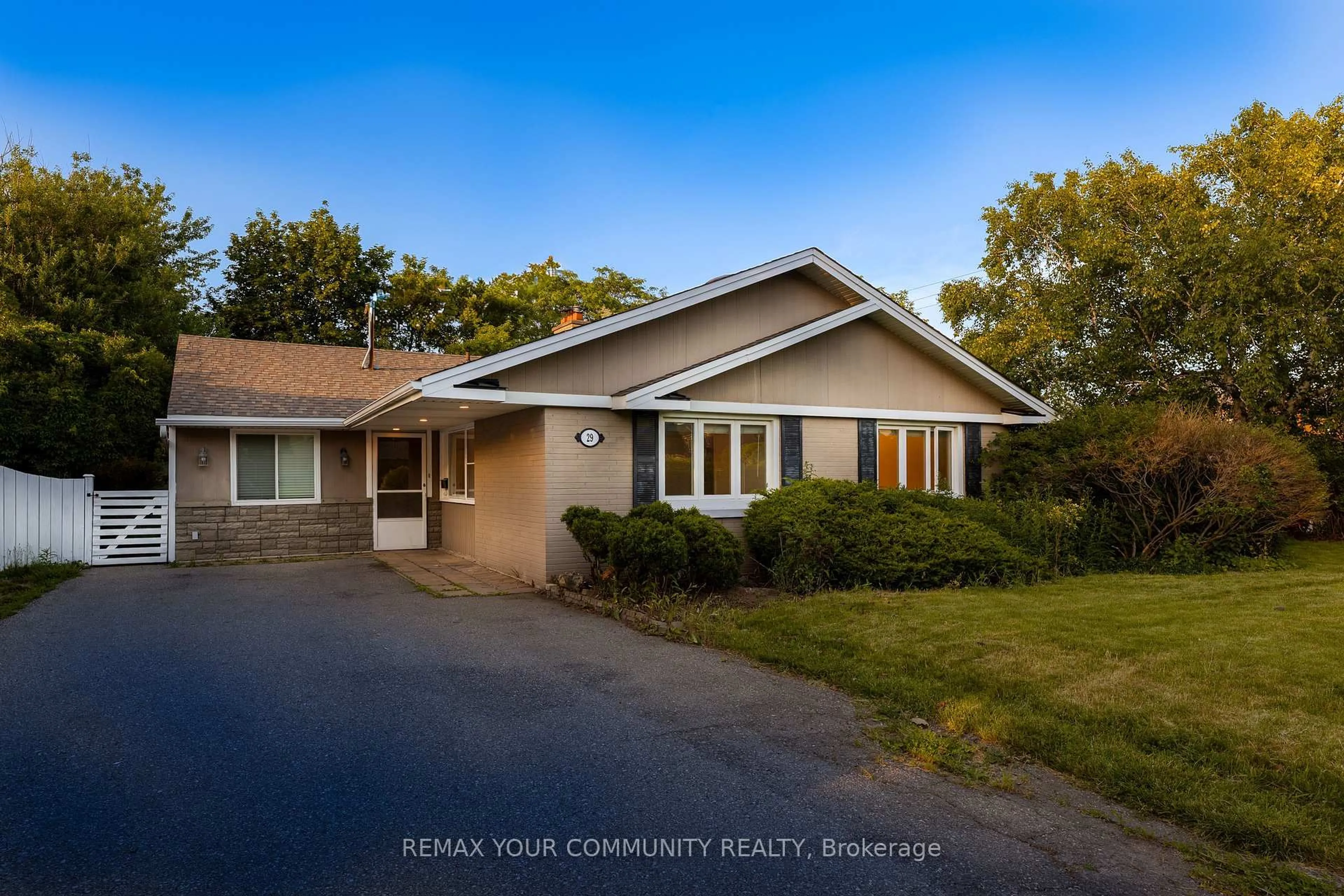 Home with vinyl exterior material, street for 29 Wareham Dr, Mississauga Ontario L5M 1B8