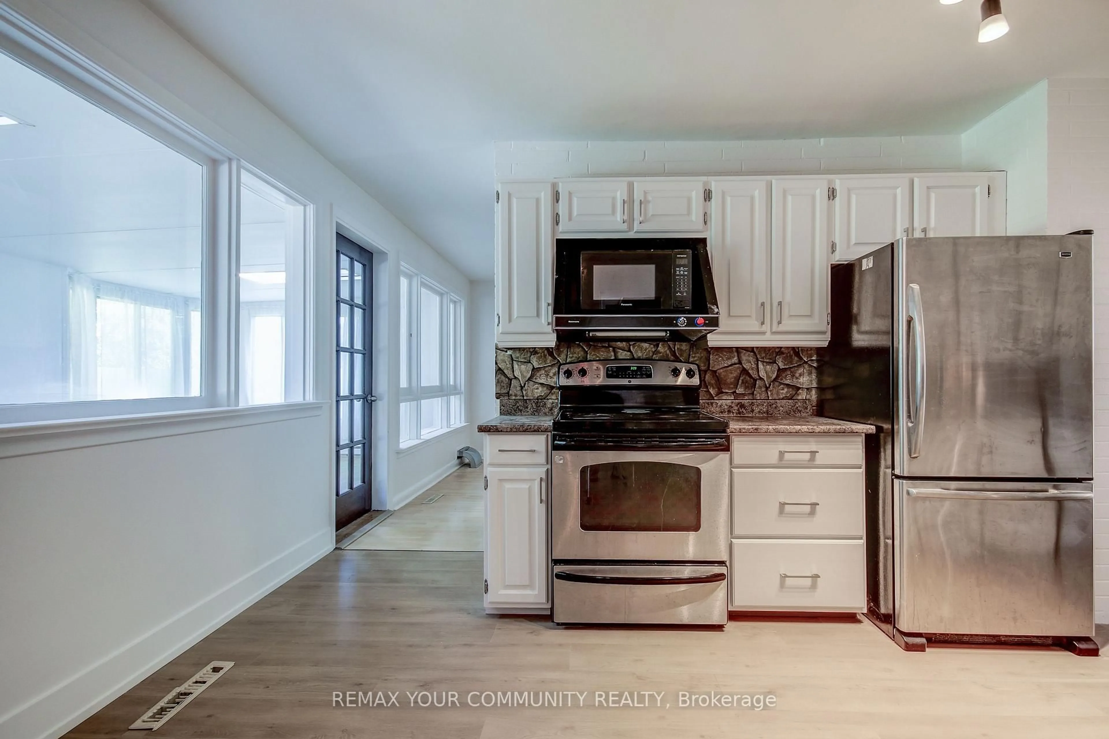 Open concept kitchen, ceramic/tile floor for 29 Wareham Dr, Mississauga Ontario L5M 1B8