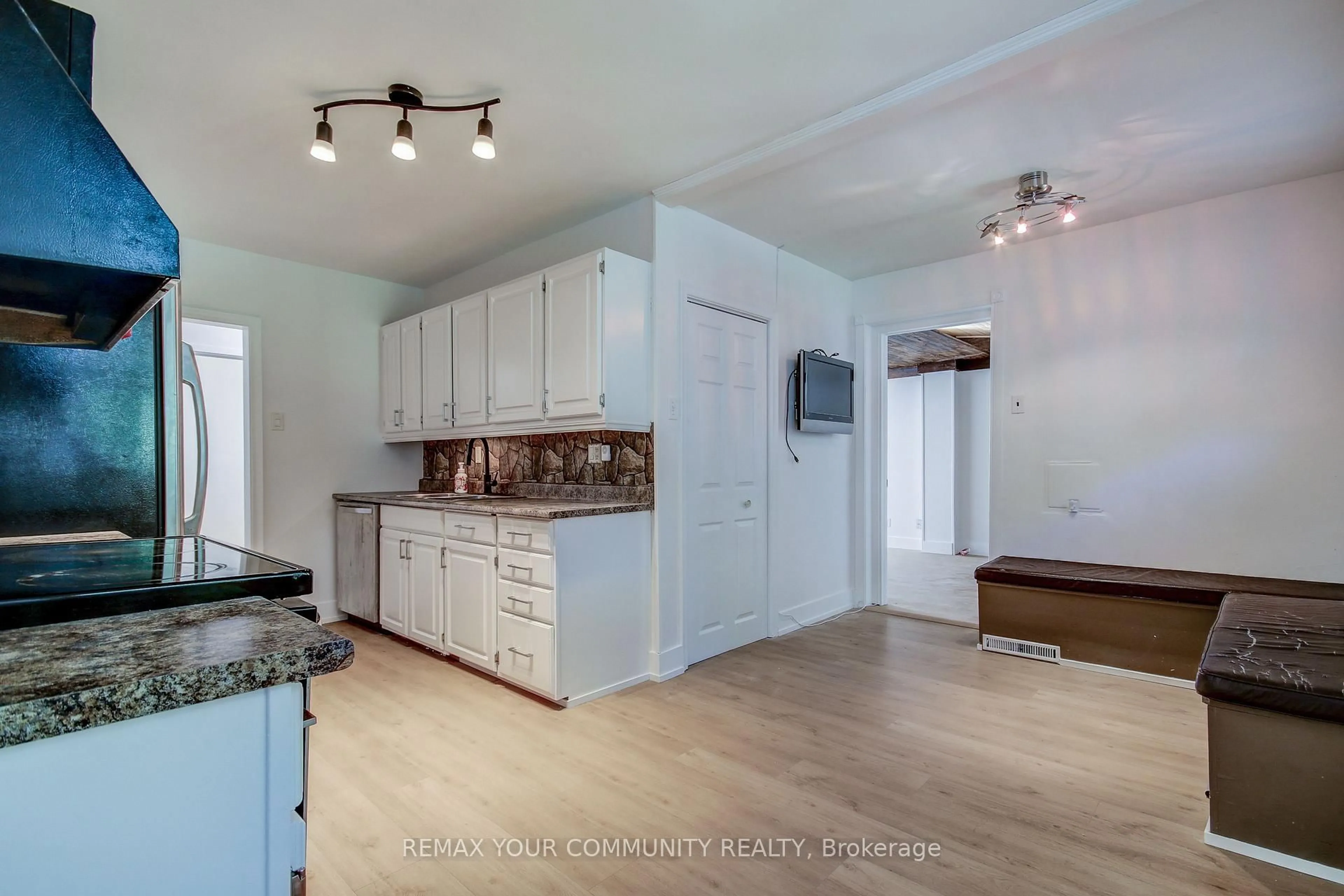 Open concept kitchen, unknown for 29 Wareham Dr, Mississauga Ontario L5M 1B8