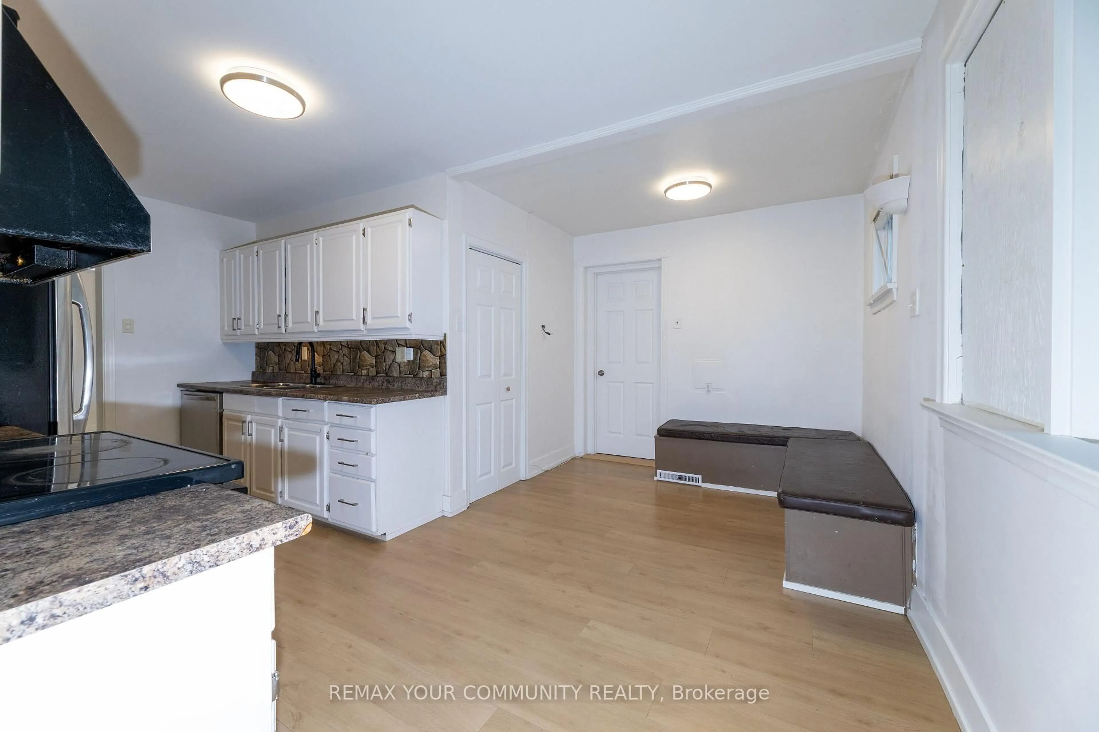 A pic of a room for 29 Wareham Dr, Mississauga Ontario L5M 1B8