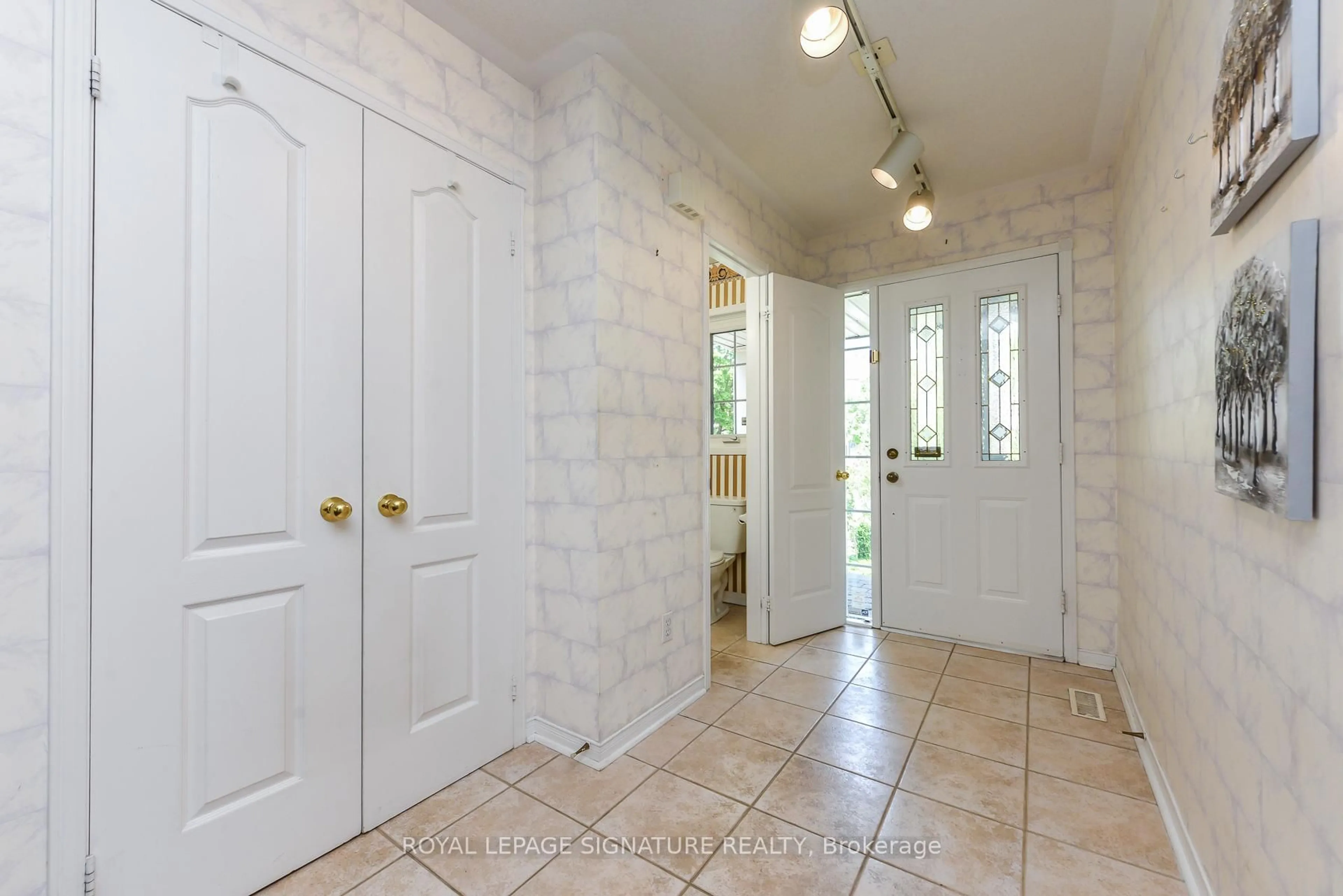 Indoor entryway for 5504 Windy Hill Crt, Mississauga Ontario L4Z 3W4