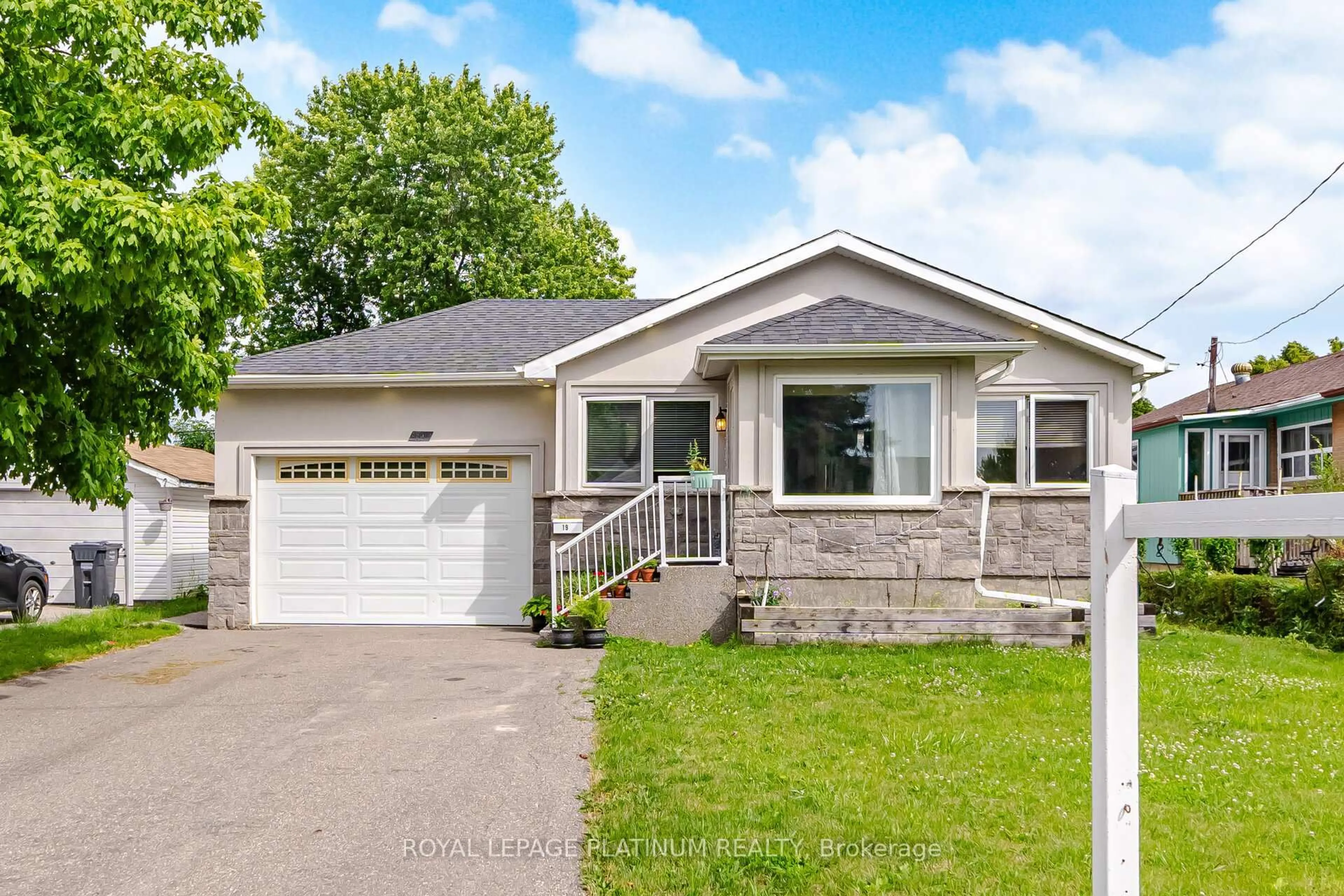 Home with vinyl exterior material, street for 19 Golding Ave, Brampton Ontario L6W 1M5