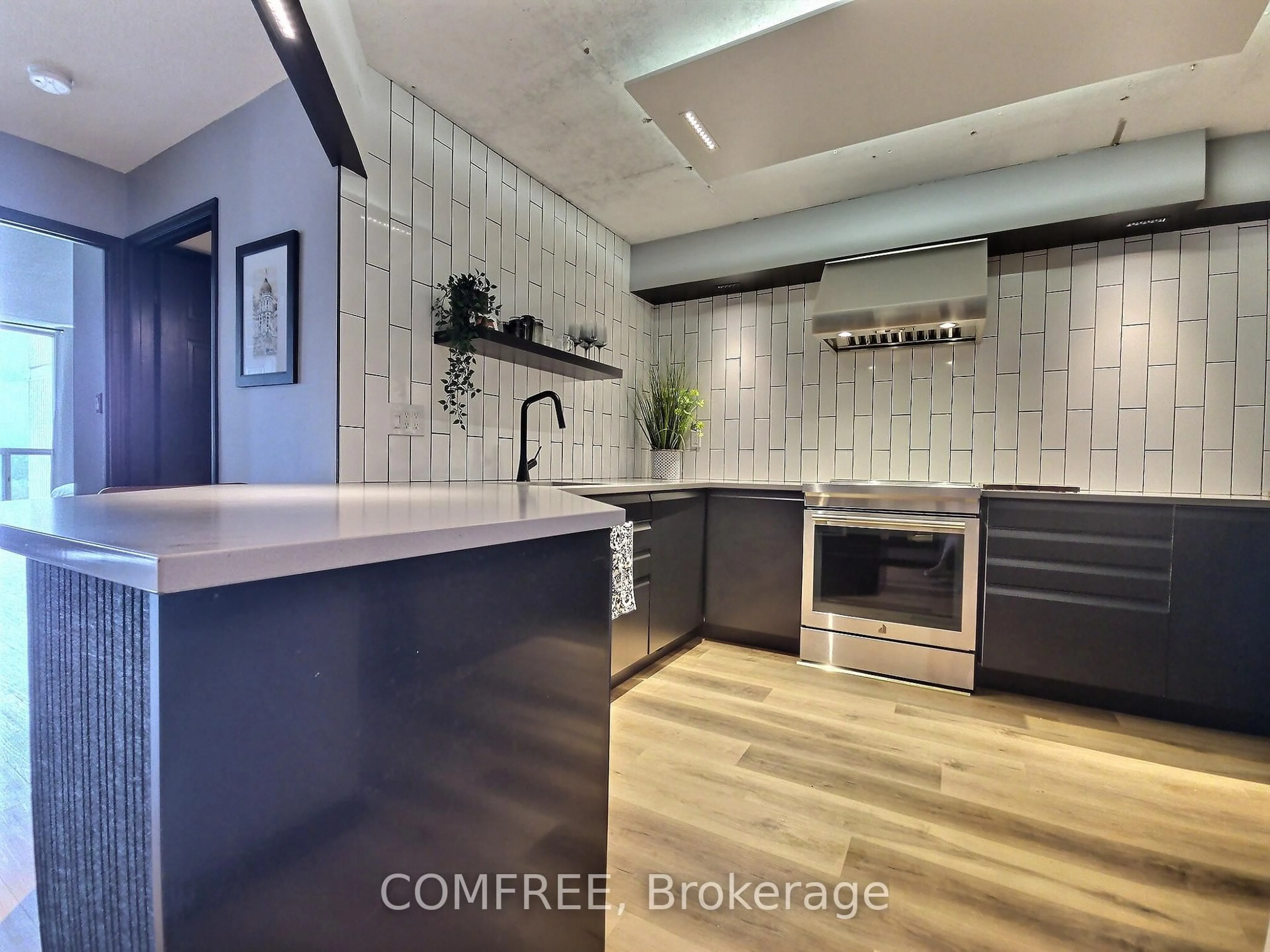 Contemporary kitchen, ceramic/tile floor for 20 McFarlane Dr #1102, Halton Hills Ontario L7G 5J8