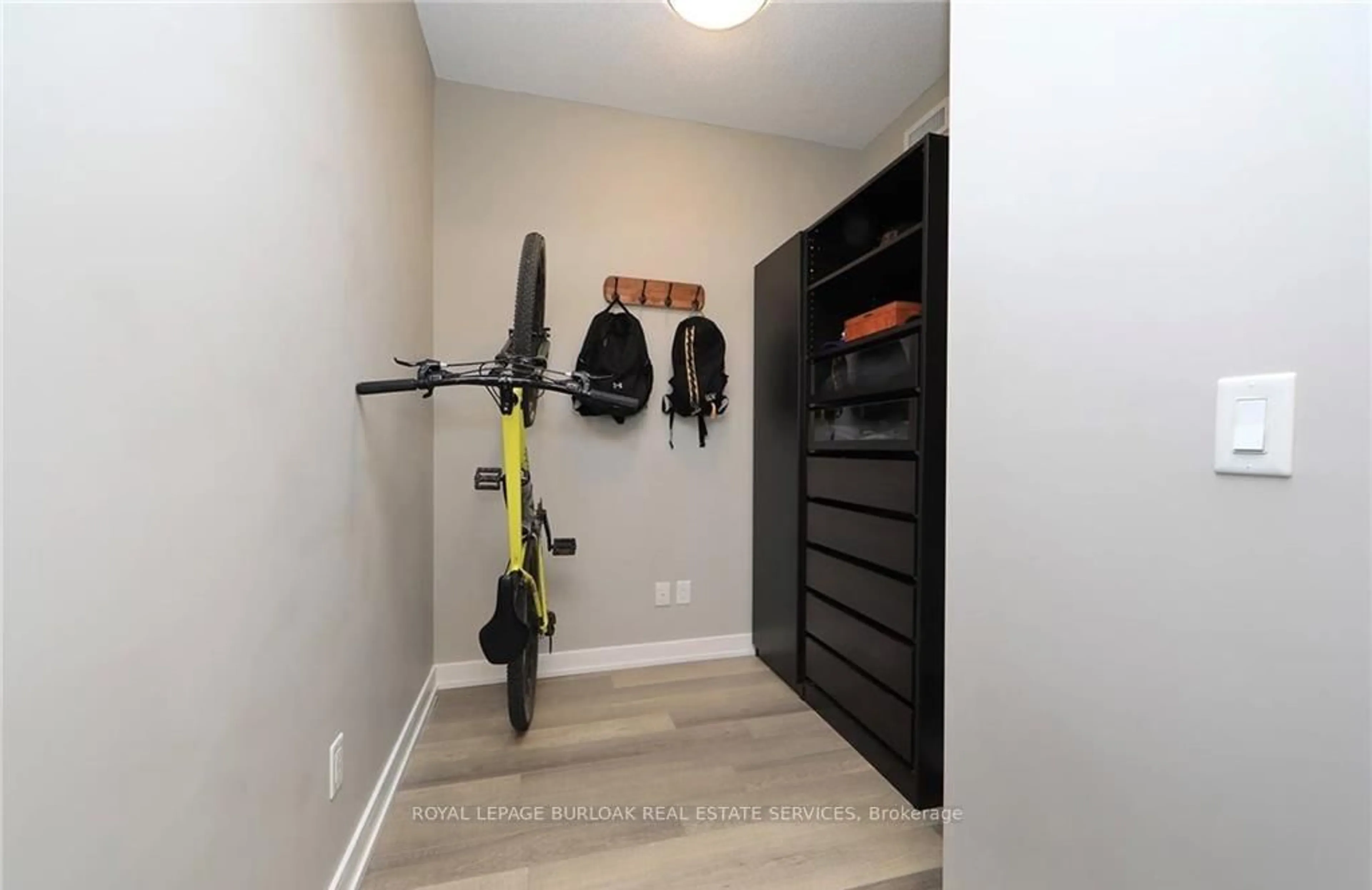 Indoor entryway for 5240 Dundas St #B504, Burlington Ontario L7L 0J6