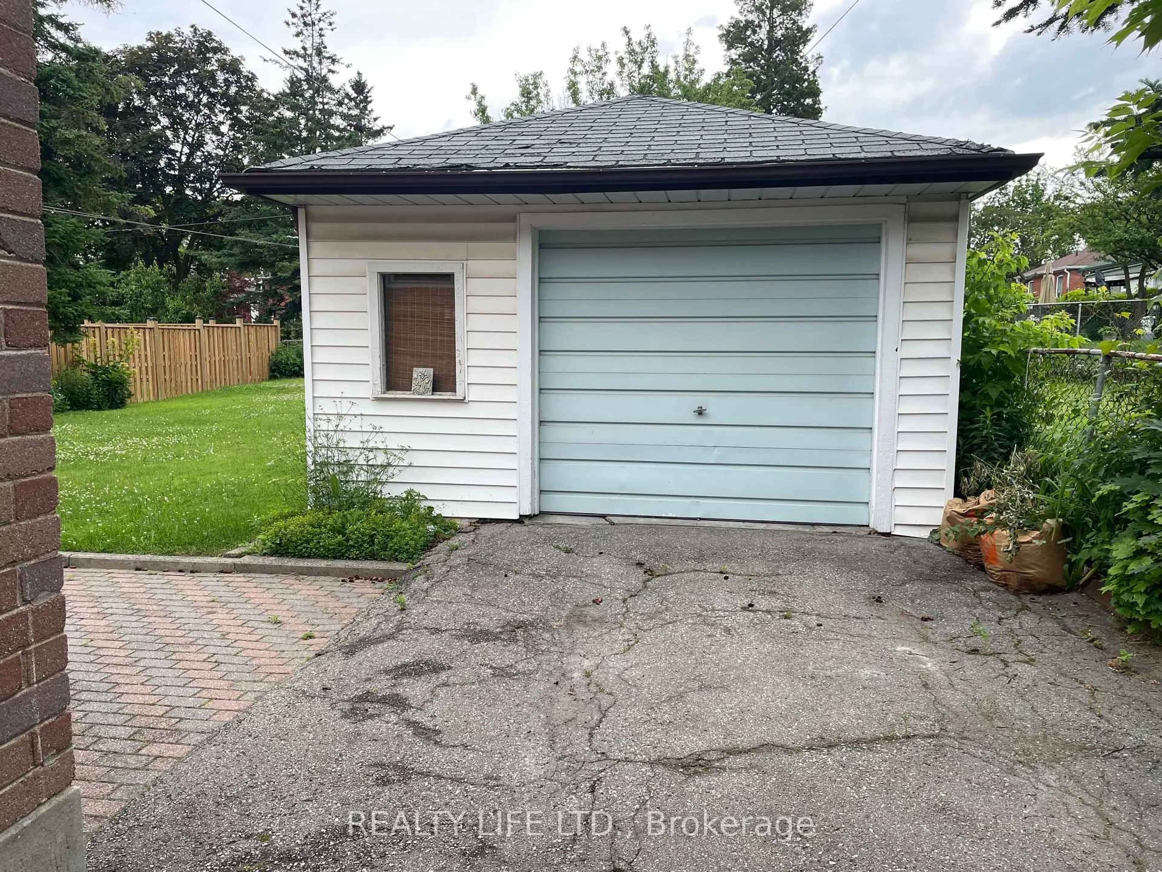 Indoor garage for 24 Battersea Cres, Toronto Ontario M6L 1G8