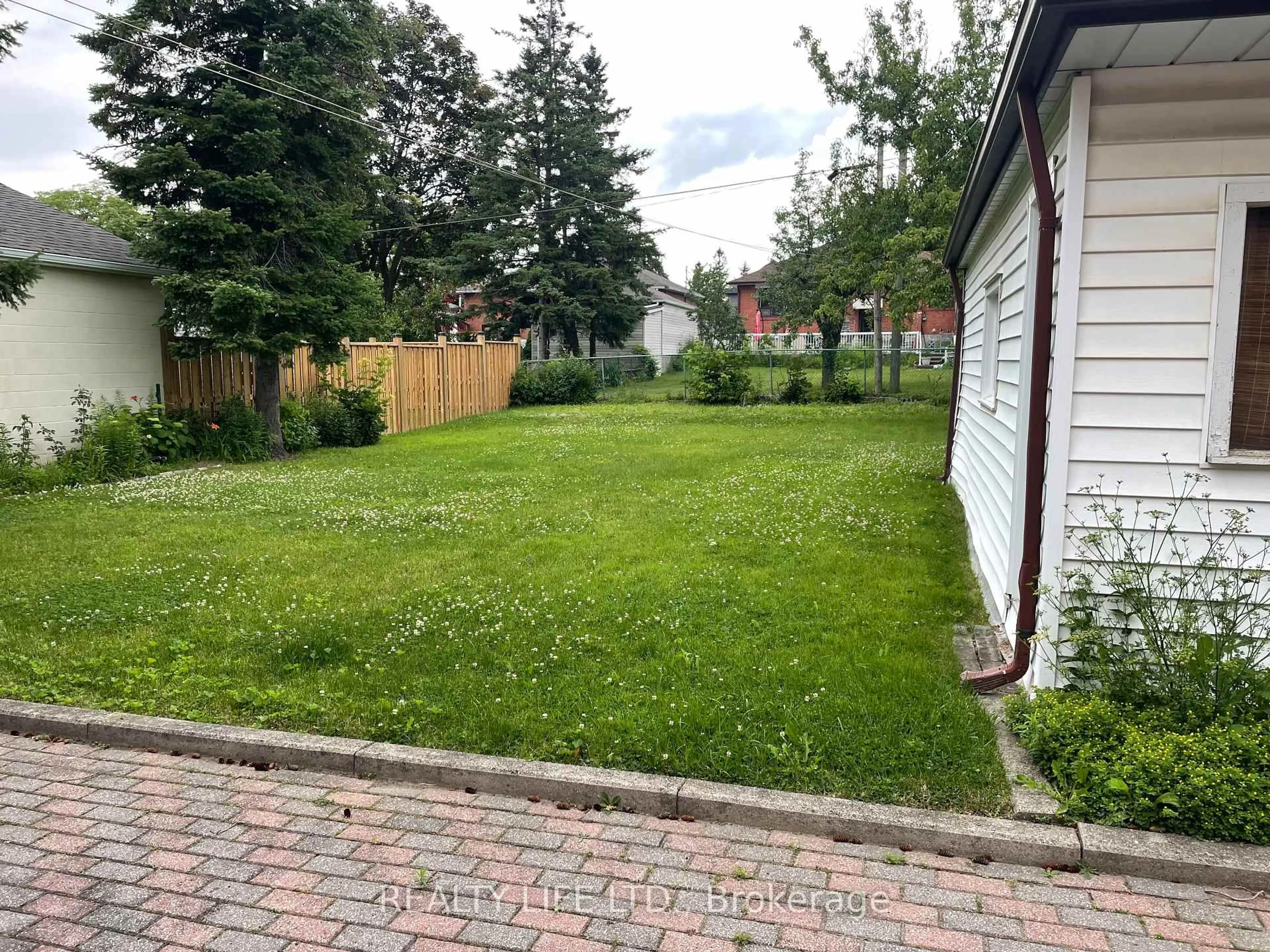 Patio, street for 24 Battersea Cres, Toronto Ontario M6L 1G8
