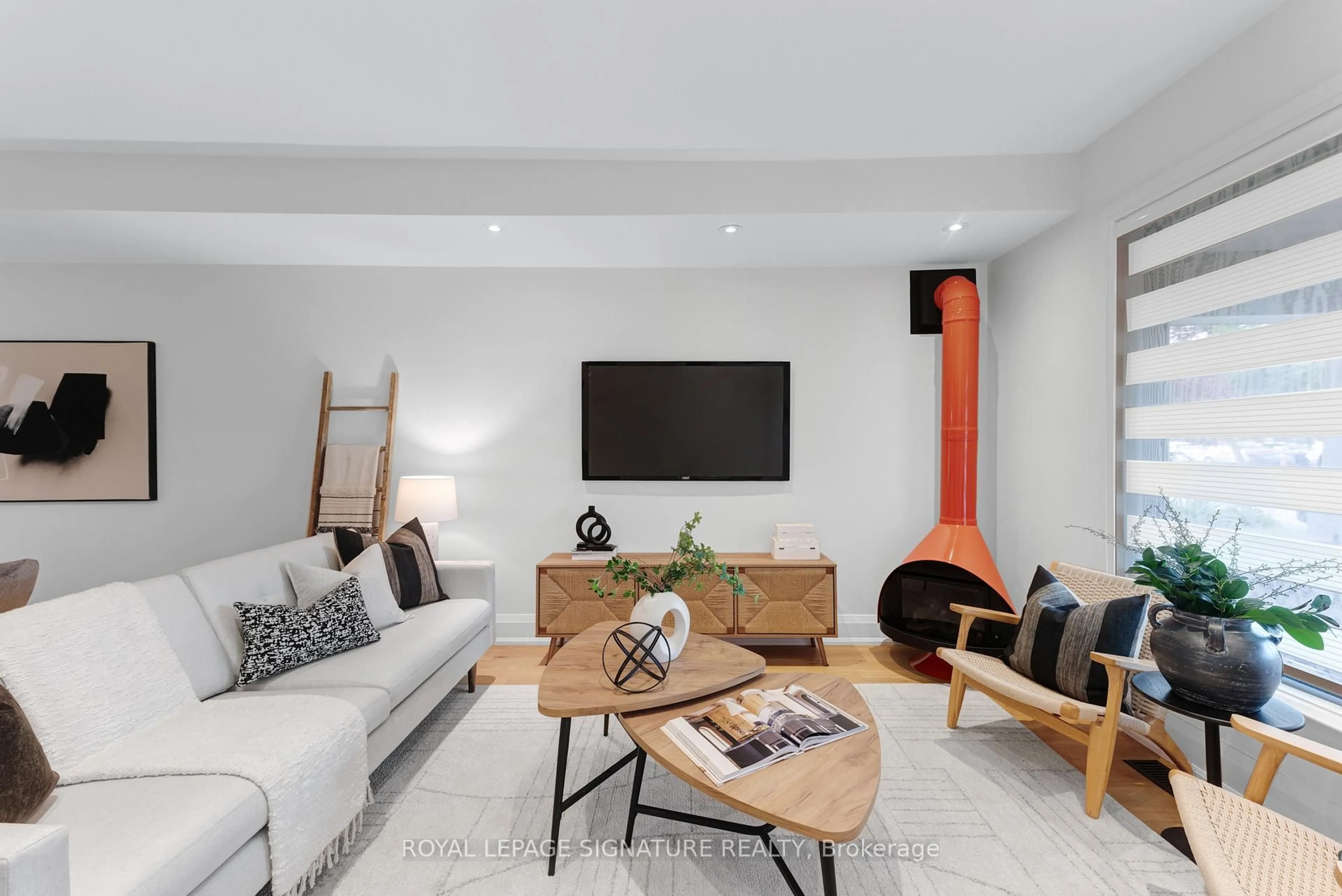 Living room with furniture, unknown for 16 Essex St, Toronto Ontario M6G 1T3