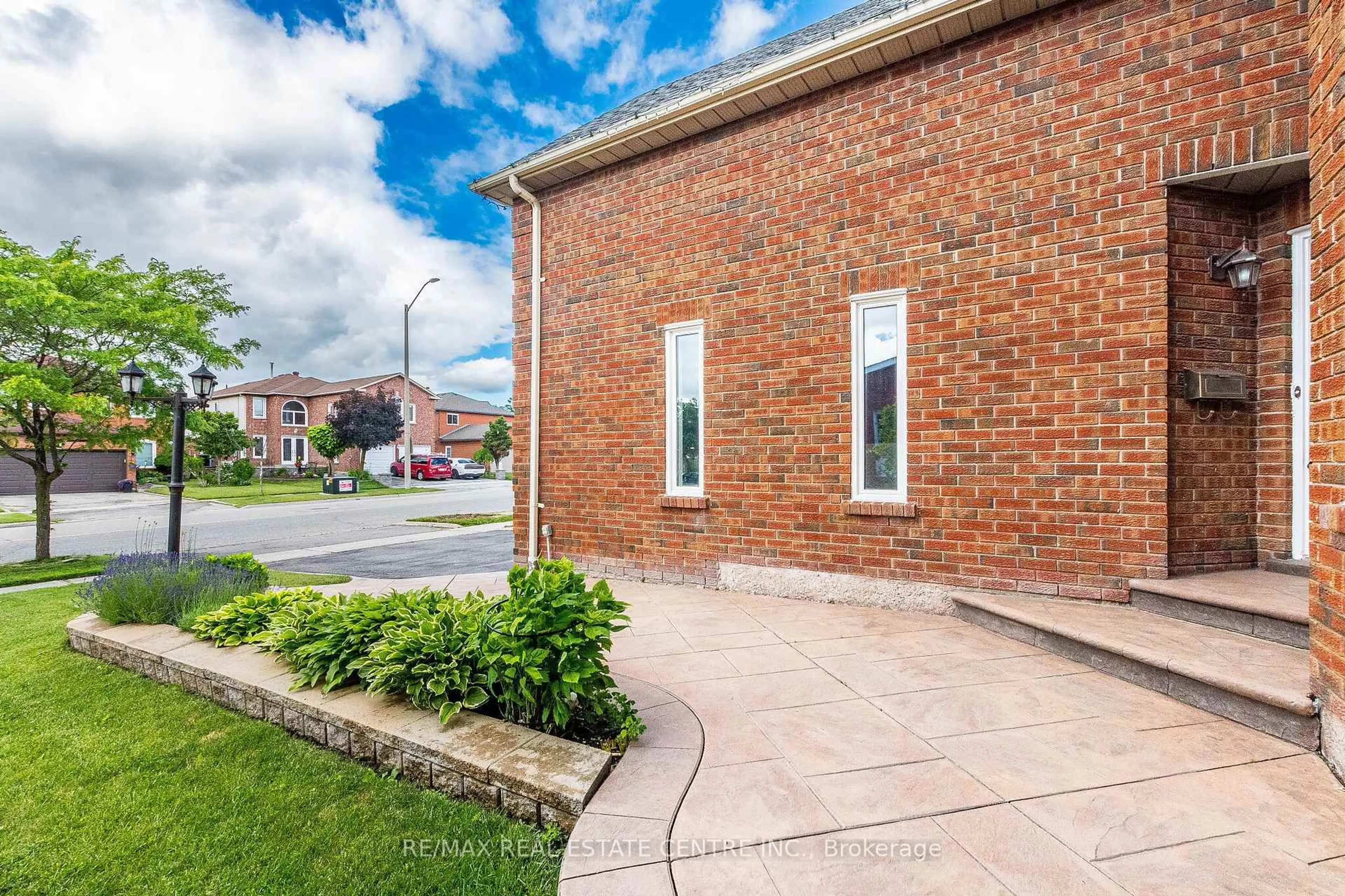 Unknown for 6439 Osprey Blvd, Mississauga Ontario L5N 6E4
