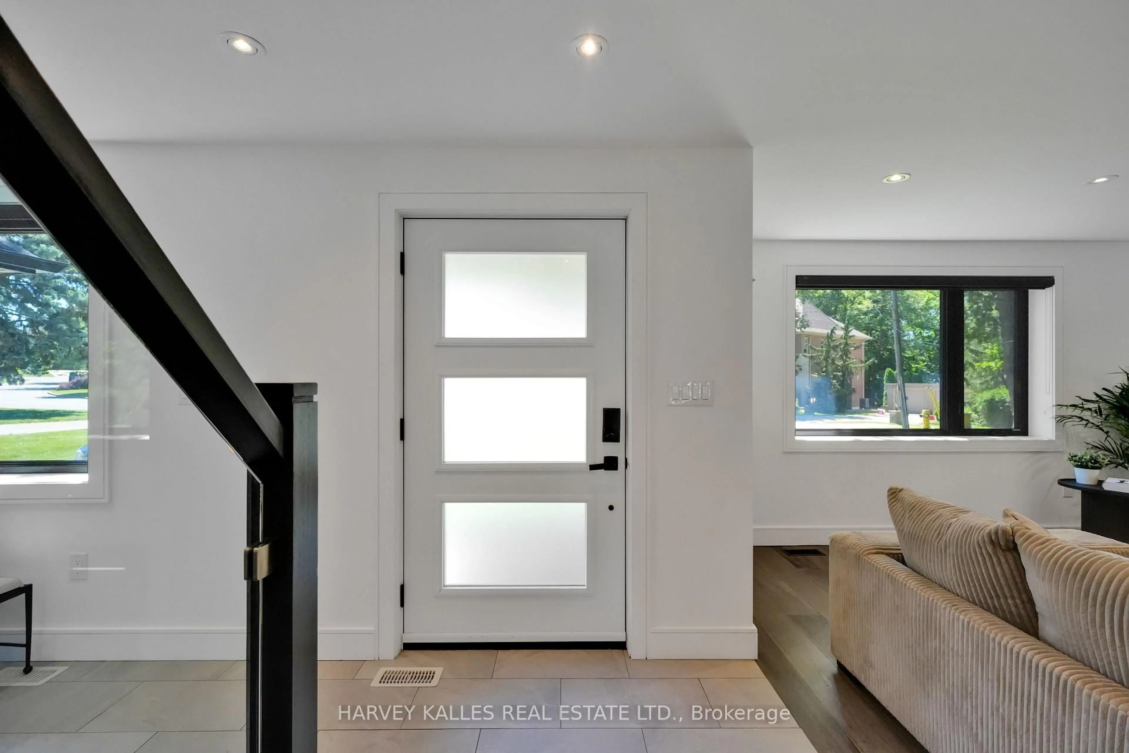 Indoor entryway for 8 Circle Rdge, Toronto Ontario M6L 2H6